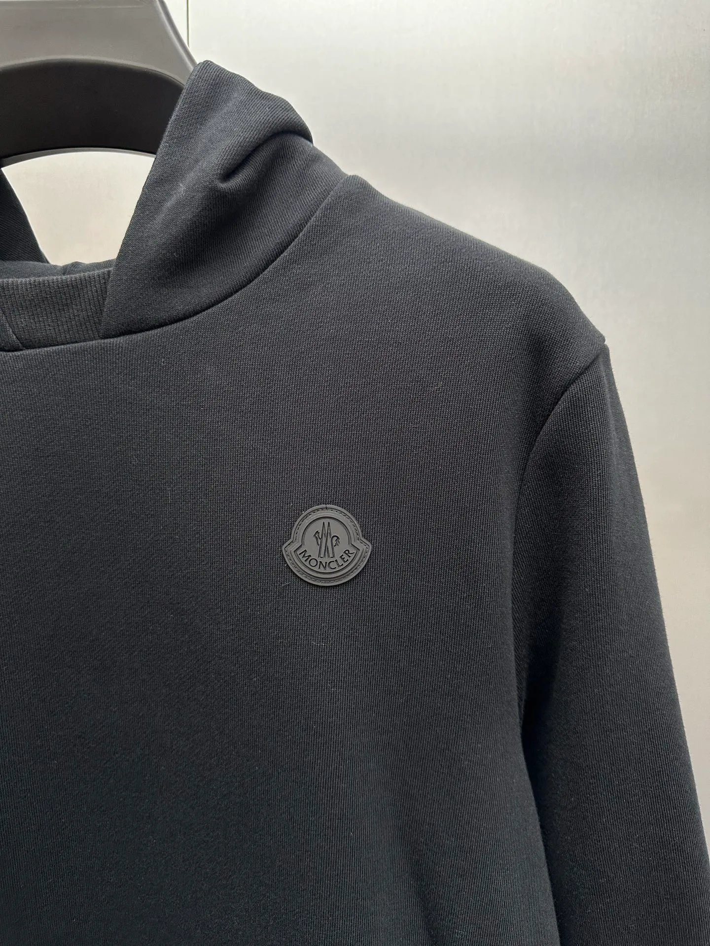 P470 MONCLER hooded cotton same color sweatshirt with back logo, purchased and developed by genuine 6150, 420g new Maybach combed cotton terry sweatshirt material, 480g 2*2 100% cotton combed cotton rib, fabric enzyme washed, high temperature heat transfer, customized 1:1 plastic label, customized 1:1 trademark, fitted version size: S M L XL
