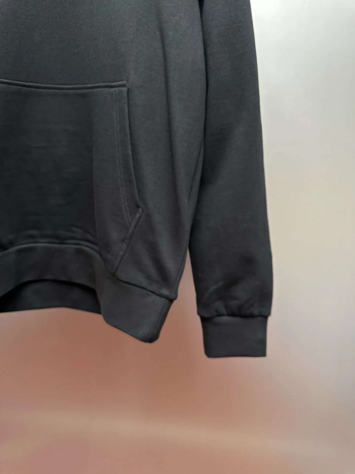 P470 MONCLER hooded cotton same color sweatshirt with back logo, purchased and developed by genuine 6150, 420g new Maybach combed cotton terry sweatshirt material, 480g 2*2 100% cotton combed cotton rib, fabric enzyme washed, high temperature heat transfer, customized 1:1 plastic label, customized 1:1 trademark, fitted version size: S M L XL