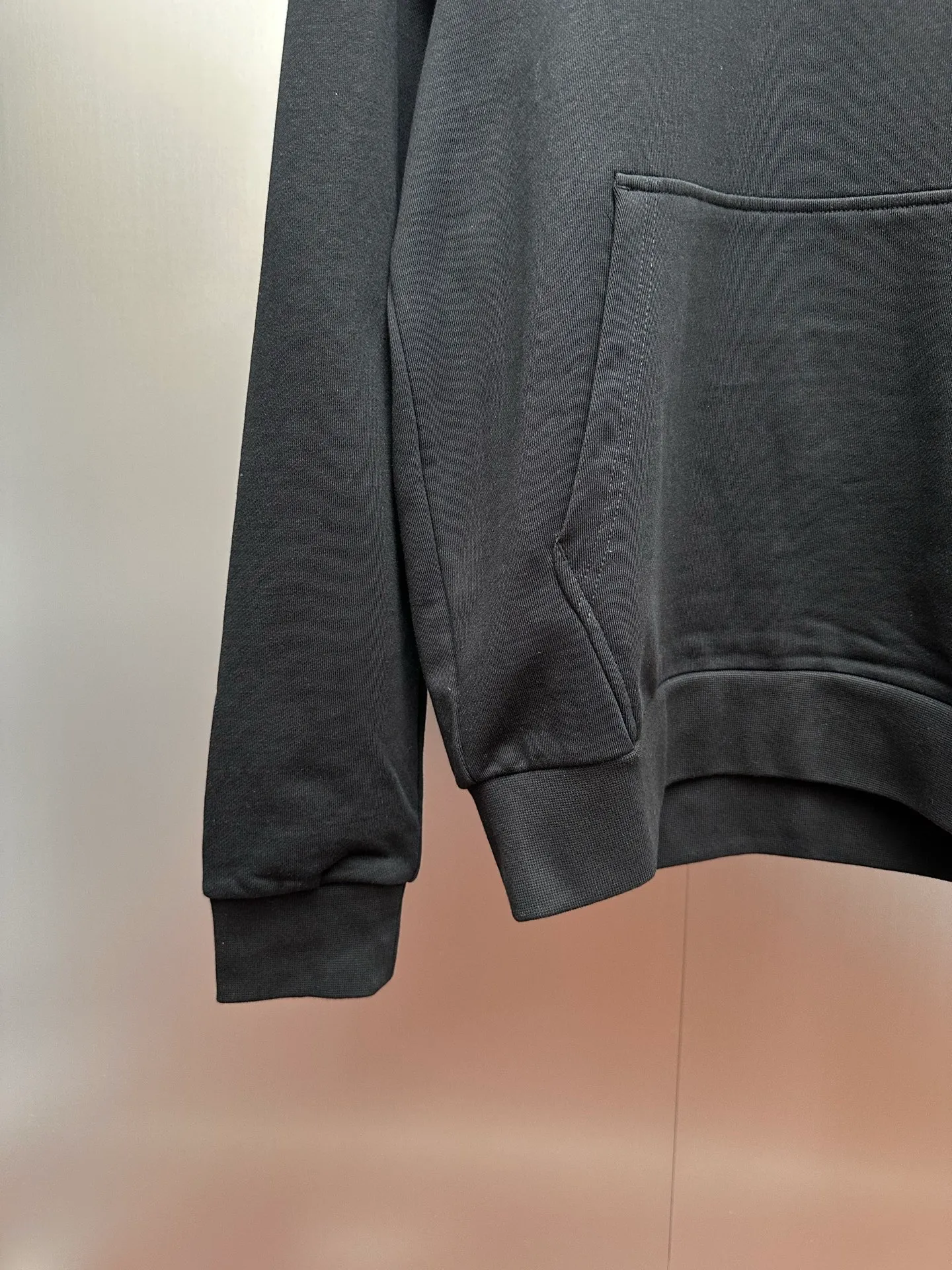 P470 MONCLER hooded cotton same color sweatshirt with back logo, purchased and developed by genuine 6150, 420g new Maybach combed cotton terry sweatshirt material, 480g 2*2 100% cotton combed cotton rib, fabric enzyme washed, high temperature heat transfer, customized 1:1 plastic label, customized 1:1 trademark, fitted version size: S M L XL