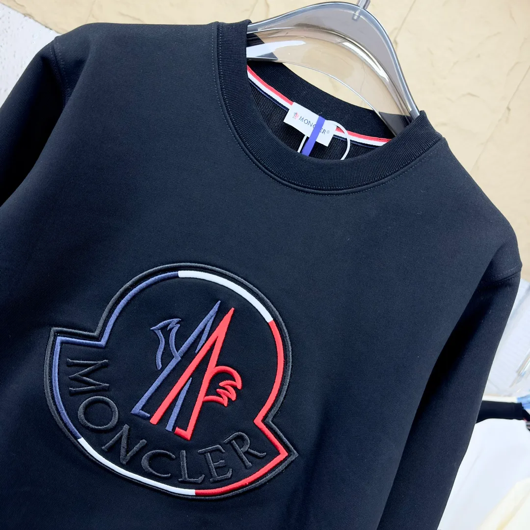 P280 Brand: Mengkou🤳𝐌𝐎𝐍𝐂𝐋𝐄𝐑 Fabric: ☑️Made of 440g double-strand pure cotton terry👕 Fabric: ☑️Thread with 1*1 double yarn thread. 🔜Comes with dyeing in the same tank. Craftsmanship: ☑️The embroidery uses 3D three-dimensional embroidery technology, 🇧🇫The original computer scan and print is restored 1:1. The pattern is clear and the needle count is dense. It is a rare high-end product on the market! 🇲🇩All three standards are complete! Size: ☑️S 〰️M 〰️L 〰️XL 〰️XXL