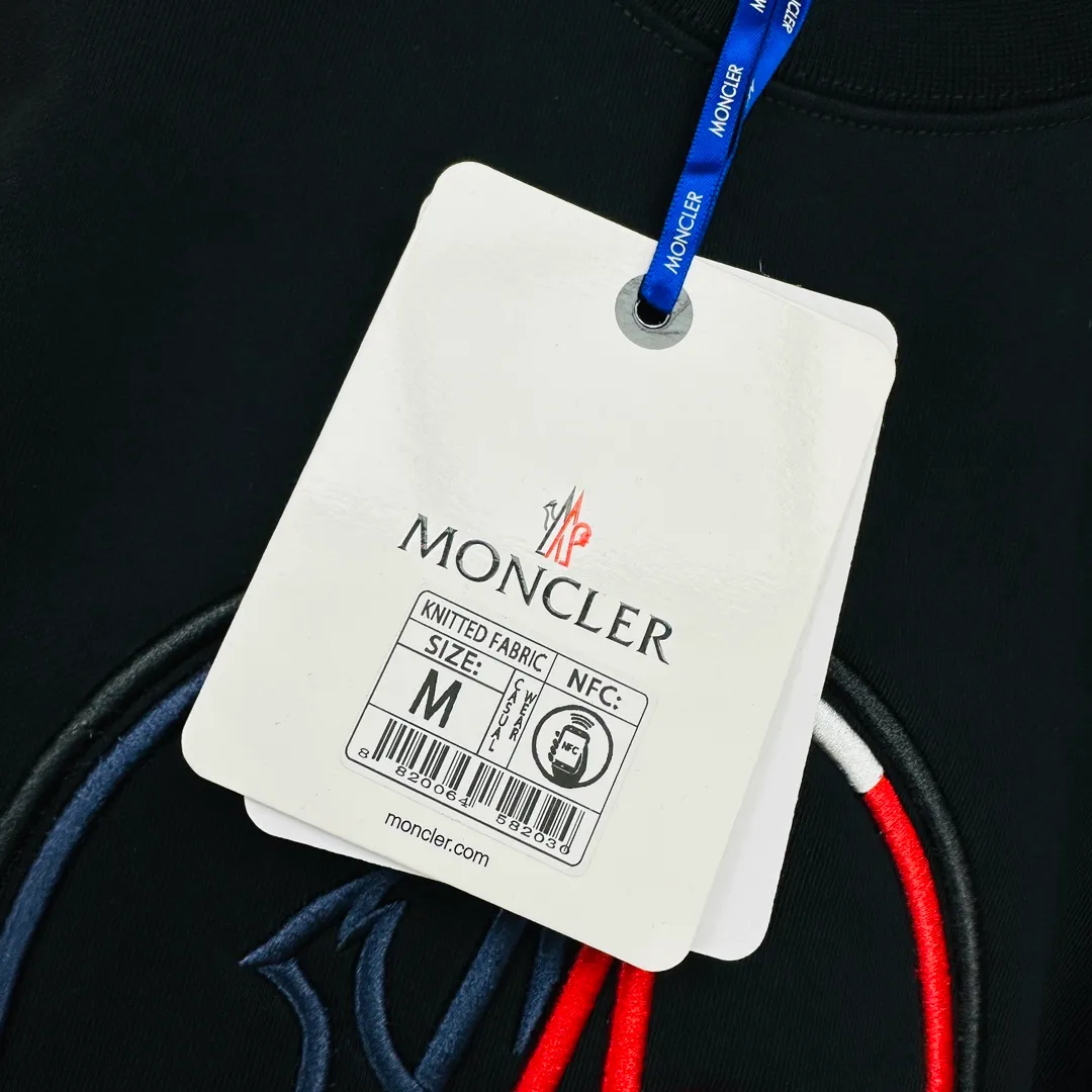 P280 Brand: Mengkou🤳𝐌𝐎𝐍𝐂𝐋𝐄𝐑 Fabric: ☑️Made of 440g double-strand pure cotton terry👕 Fabric: ☑️Thread with 1*1 double yarn thread. 🔜Comes with dyeing in the same tank. Craftsmanship: ☑️The embroidery uses 3D three-dimensional embroidery technology, 🇧🇫The original computer scan and print is restored 1:1. The pattern is clear and the needle count is dense. It is a rare high-end product on the market! 🇲🇩All three standards are complete! Size: ☑️S 〰️M 〰️L 〰️XL 〰️XXL