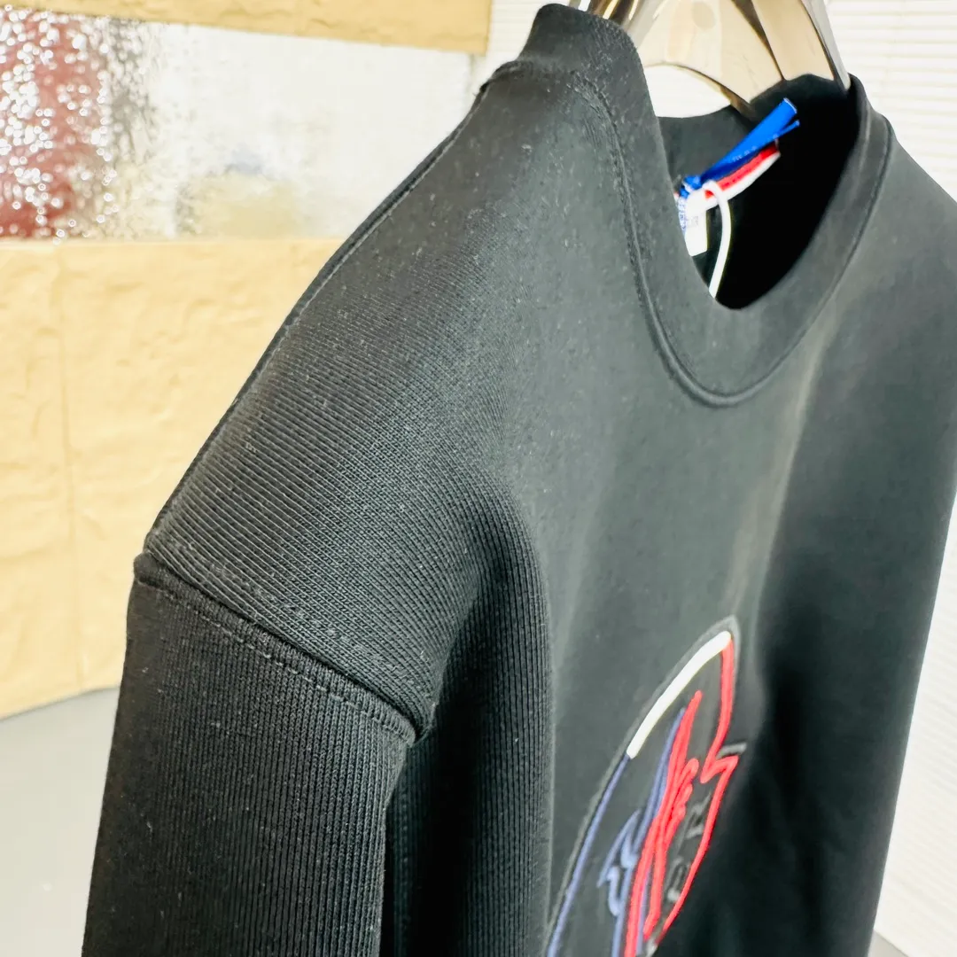P280 Brand: Mengkou🤳𝐌𝐎𝐍𝐂𝐋𝐄𝐑 Fabric: ☑️Made of 440g double-strand pure cotton terry👕 Fabric: ☑️Thread with 1*1 double yarn thread. 🔜Comes with dyeing in the same tank. Craftsmanship: ☑️The embroidery uses 3D three-dimensional embroidery technology, 🇧🇫The original computer scan and print is restored 1:1. The pattern is clear and the needle count is dense. It is a rare high-end product on the market! 🇲🇩All three standards are complete! Size: ☑️S 〰️M 〰️L 〰️XL 〰️XXL