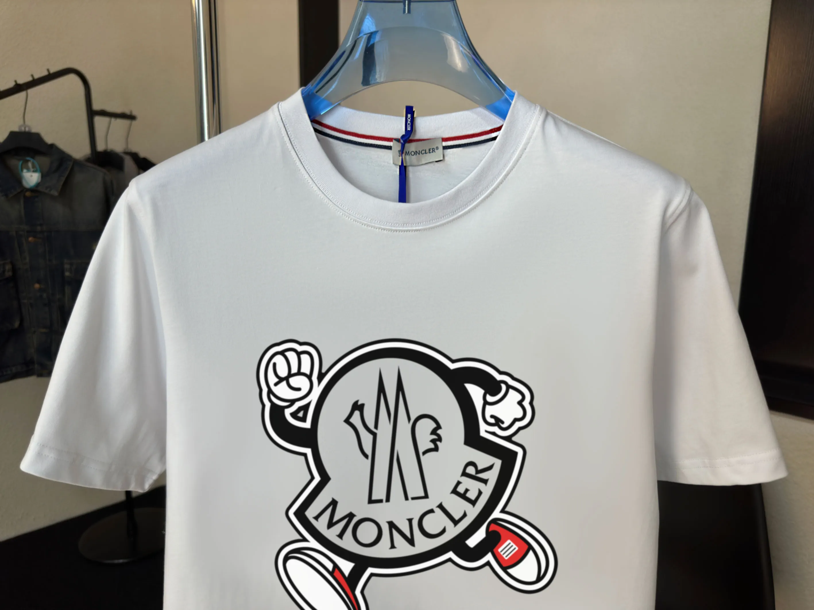 P140 💰Upgraded version "Mobile phone smart sensor ~ NFC chip armband ~ direct access to the official website for anti-counterfeiting" "Moncler ~ Mouth Mouth" 2025 new high-quality round neck short-sleeved T-shirt. The cuffs have imported embroidered labels. Customized dyeing, very comfortable to touch. Super versatile and good-looking short-sleeved. Complete with three labels. Non-market ordinary version. Feel free to compare. Quality is absolutely guaranteed! ‼ First of all, this original fabric is all custom-woven with 32-count double yarn fabric, 250G, and the weight is the same‼ Fine workmanship, double waistcoat method, double waistcoat method, double waistcoat method makes the whole dress more three-dimensional, which is not a craft that ordinary T-shirts can achieve🤪 Size: S-M-L-XL-2XL Color: black, white, apricot, same style for men and women