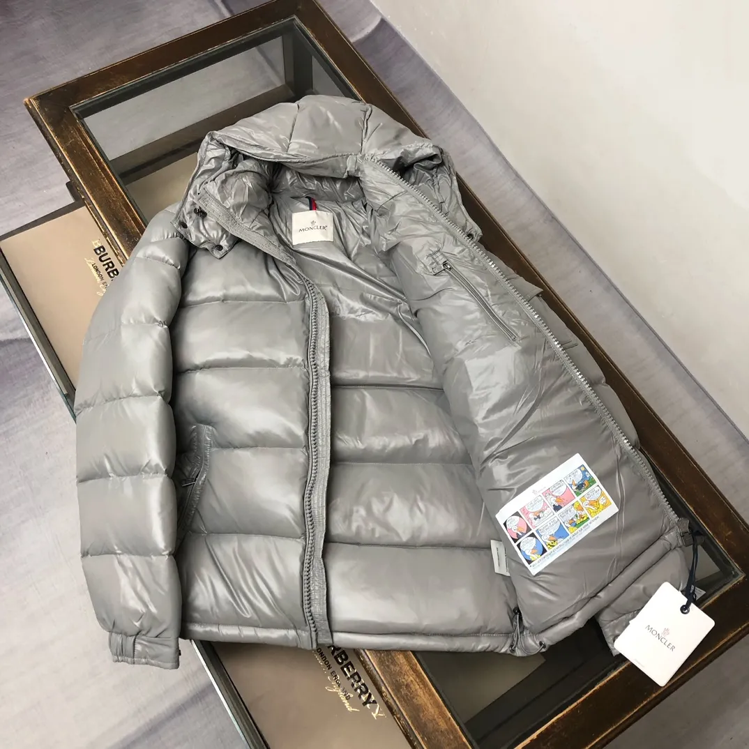P700 #Moncler/Multiple Mouth #MAYA Maya Eason Chan star's same style, a classic model #Men's and women's style!  Made of nylon with signature rectangular quilting, it is the epitome of Moncler style. A classic short design that transcends seasons and fashions, with a statement silhouette, removable hood and adjustable hem, the armband pocket down jacket is influenced by the iconic outerwear of the 1980s. Maya revisits looks from the Moncler archives with modern style and cutting-edge elements, the result of the brand's expertise in ski equipment. Both in terms of sport and style, this high-performance and positive-spirited jacket has all the elements that a competitive man needs to claim the title. ➖NFC sensor anti-counterfeiting chip ➖Exclusively adopts Taiwan original nylon inner and outer fabrics. ➖Accessories and hardware are customized from the original factory to restore genuine quality.  Color size: classic black (black base, gray base 1-6) pink (0-3) white (1-5) gray (1-5) avocado green (1-5) midnight blue (1-6) olive green (1-6)