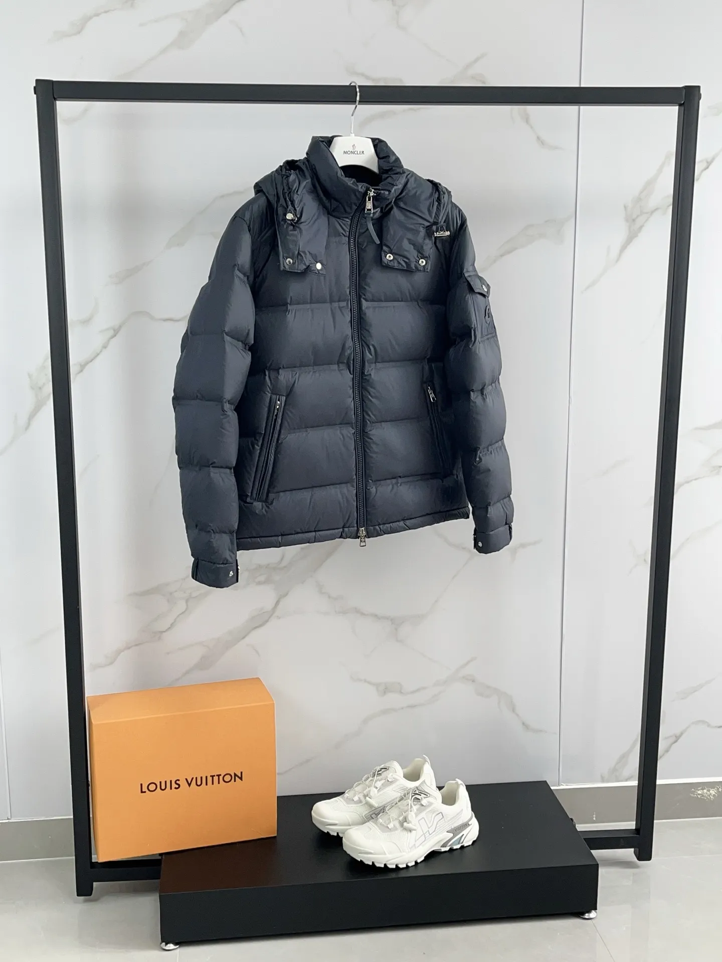 P1040 🆕𝑴𝒐𝒏𝒄𝒍𝒆𝒓｜Moncler 𝟮𝟬𝟮5 new autumn and winter products｜Matte New Maya Down Jacket Original 1:1 customized hardware accessories are all imported and original customized. Counter comparison is welcome. Absolutely high quality. Made of top 90 white goose down. Super soft. The feathers are fluffy and plump. Super heavy-duty. The fabric is well-made and has a perfect fit. Note: the fabric is super comfortable. Exclusive model. Non-market product. Same style for men and women. Color: black, navy blue, off-white. Size: 1-5
