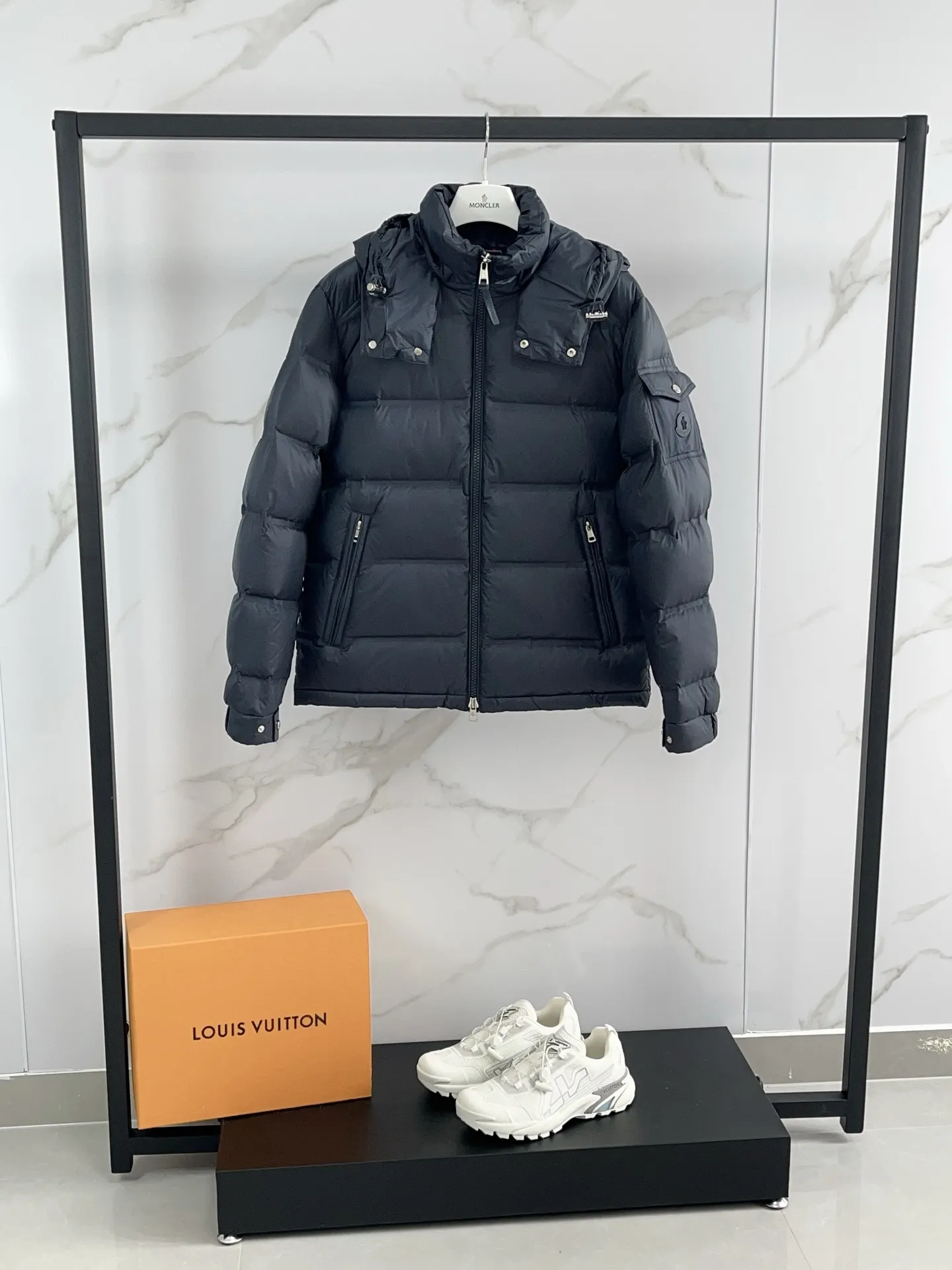 P1040 🆕𝑴𝒐𝒏𝒄𝒍𝒆𝒓｜Moncler 𝟮𝟬𝟮5 new autumn and winter products｜Matte New Maya Down Jacket Original 1:1 customized hardware accessories are all imported and original customized. Counter comparison is welcome. Absolutely high quality. Made of top 90 white goose down. Super soft. The feathers are fluffy and plump. Super heavy-duty. The fabric is well-made and has a perfect fit. Note: the fabric is super comfortable. Exclusive model. Non-market product. Same style for men and women. Color: black, navy blue, off-white. Size: 1-5