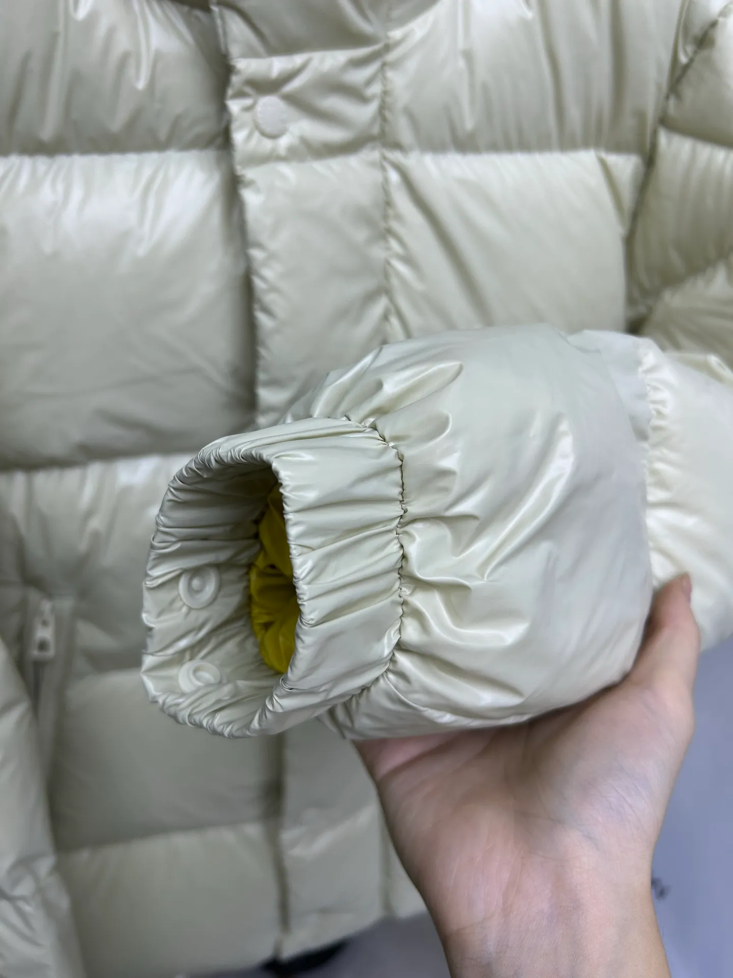 P900 Moncler's new Tripiti men's short down jacket. The Tripiti down jacket is made of functional shiny nylon fabric, which is comfortable and warm without being heavy. Chenille logo patch highlights the essence of the brand. Style number: Dabiao 1952 Size: 12345 Color: black white