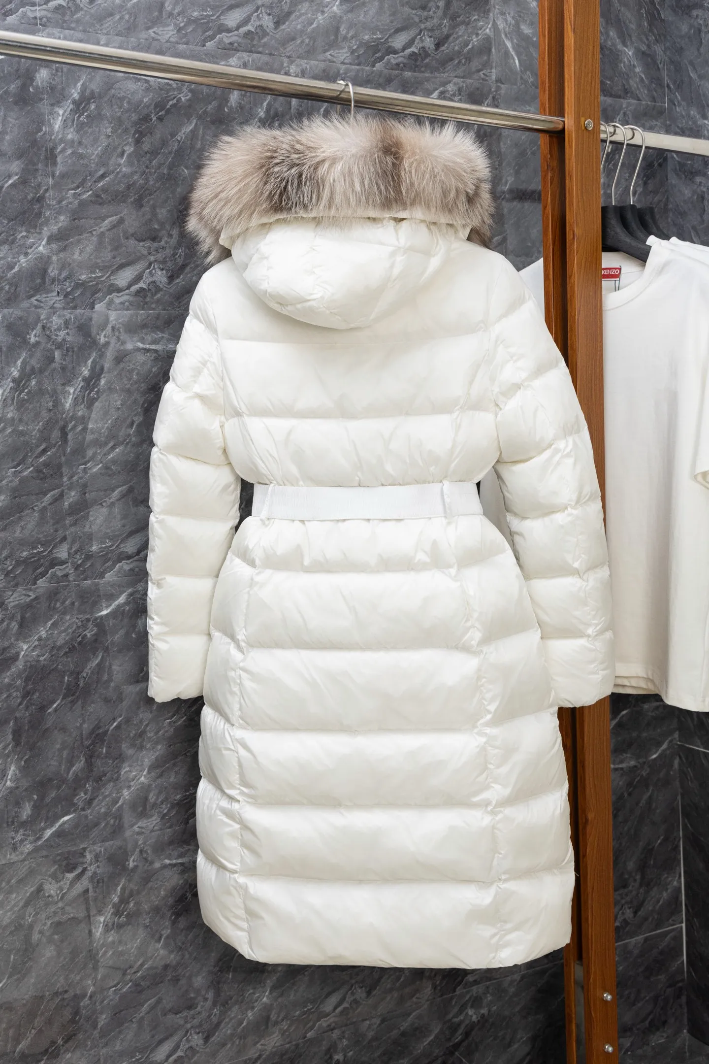 P1140 Model No. J0176 MONCLER Boed series mid-length waisted down jacket. Made of 340 grams of down-filling goose down. Thousand-needle embroidery is used. The original order is customized with 1:1 smooth and delicate lines. Better hand feel. Not easy to deform. Not easy to shrink. Not easy to fade. Maintains long-lasting beauty. Color Black White Size S-XL