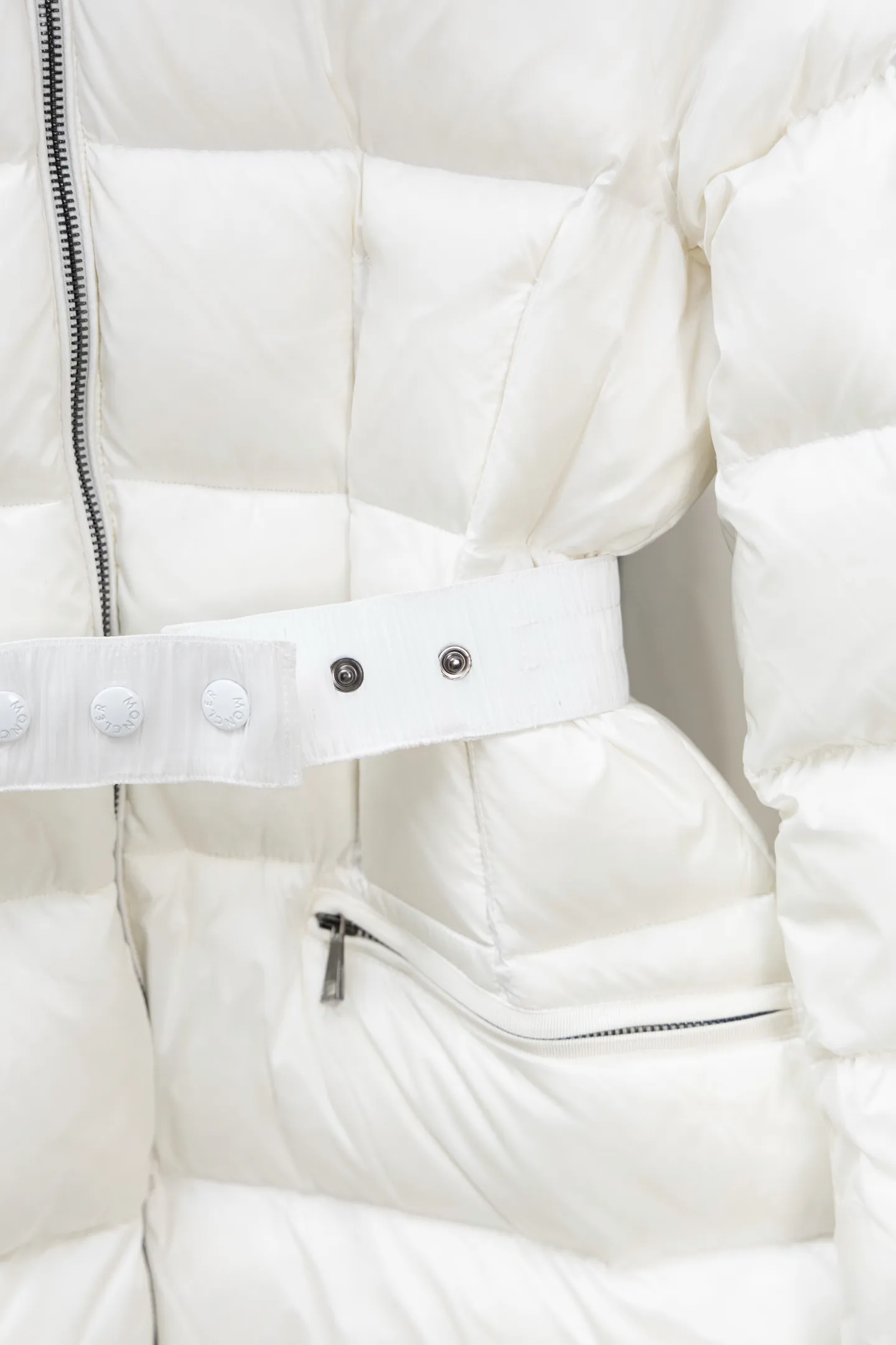 P1140 Model No. J0176 MONCLER Boed series mid-length waisted down jacket. Made of 340 grams of down-filling goose down. Thousand-needle embroidery is used. The original order is customized with 1:1 smooth and delicate lines. Better hand feel. Not easy to deform. Not easy to shrink. Not easy to fade. Maintains long-lasting beauty. Color Black White Size S-XL