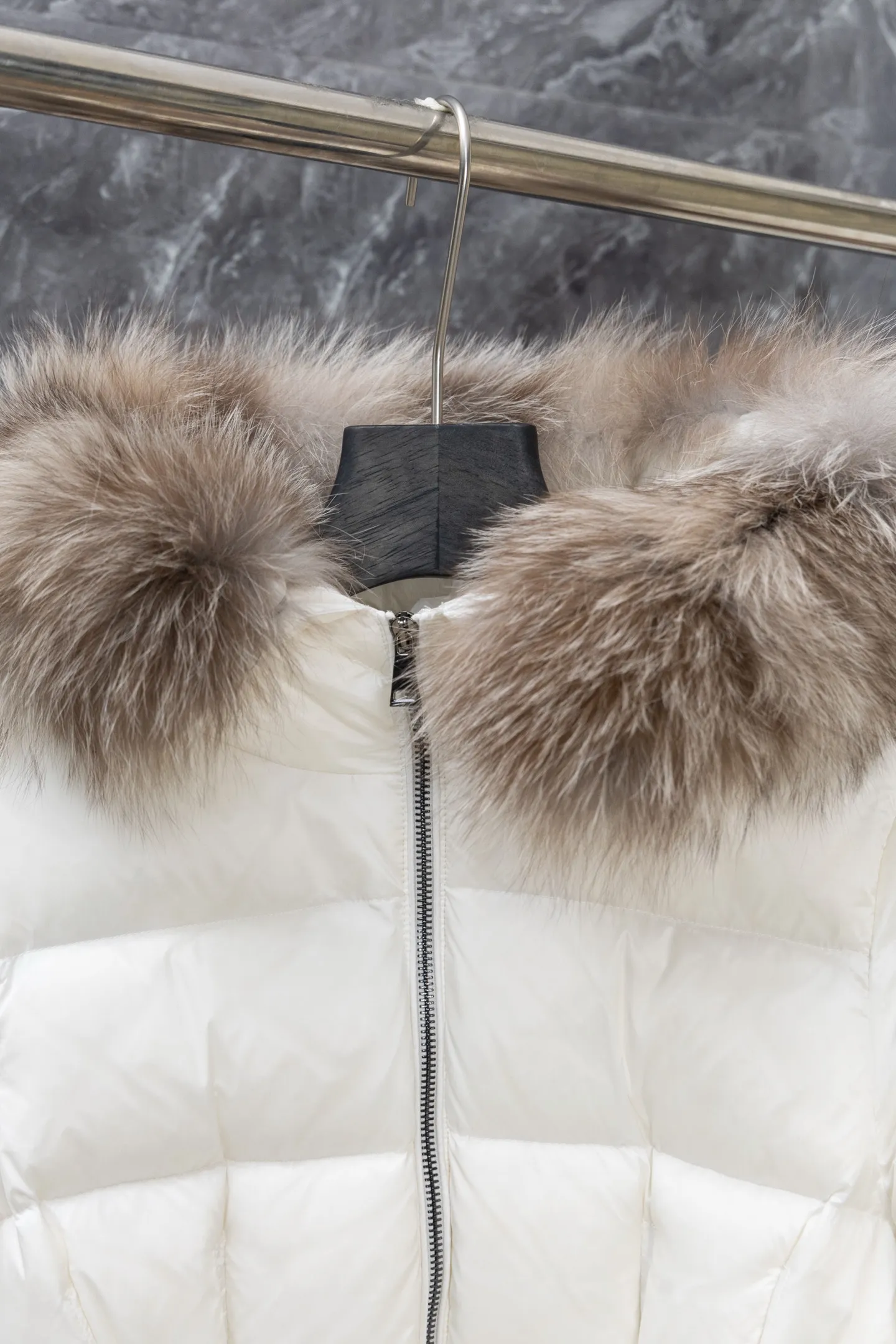 P1140 Model No. J0176 MONCLER Boed series mid-length waisted down jacket. Made of 340 grams of down-filling goose down. Thousand-needle embroidery is used. The original order is customized with 1:1 smooth and delicate lines. Better hand feel. Not easy to deform. Not easy to shrink. Not easy to fade. Maintains long-lasting beauty. Color Black White Size S-XL