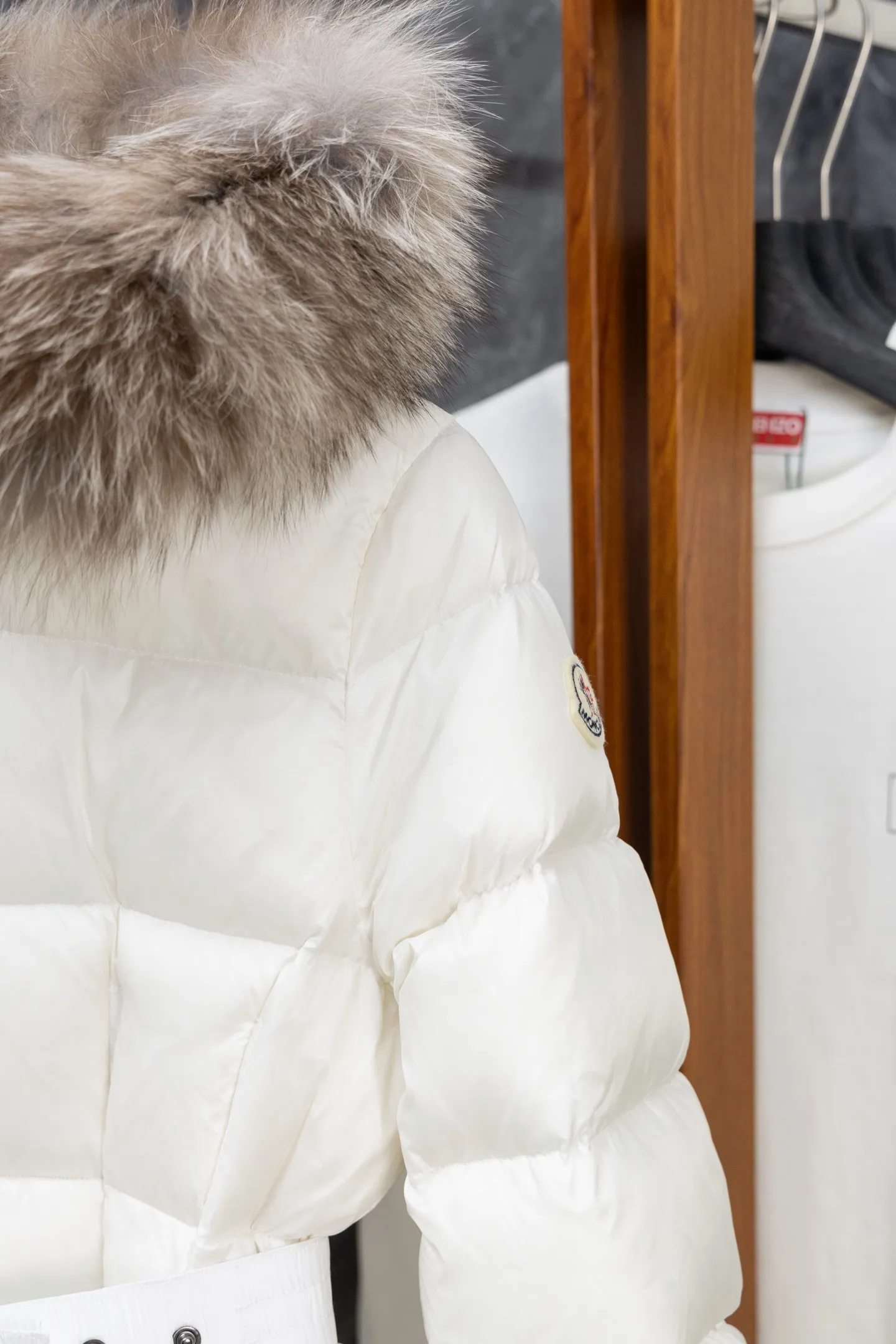 P1140 Model No. J0176 MONCLER Boed series mid-length waisted down jacket. Made of 340 grams of down-filling goose down. Thousand-needle embroidery is used. The original order is customized with 1:1 smooth and delicate lines. Better hand feel. Not easy to deform. Not easy to shrink. Not easy to fade. Maintains long-lasting beauty. Color Black White Size S-XL
