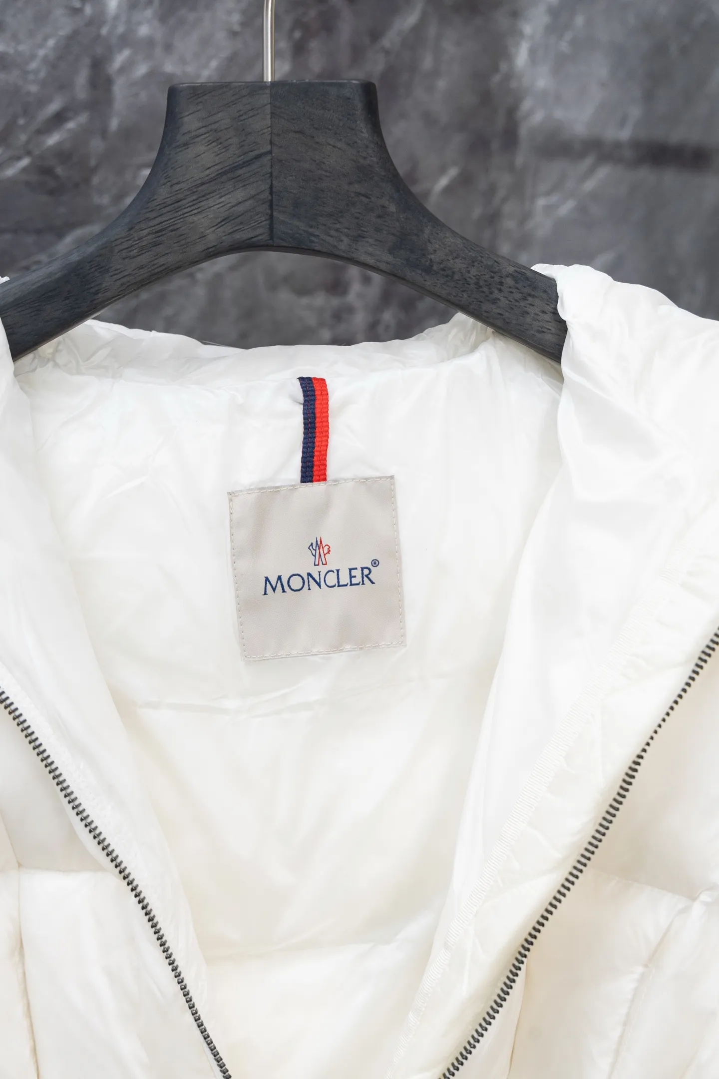 P1140 Model No. J0176 MONCLER Boed series mid-length waisted down jacket. Made of 340 grams of down-filling goose down. Thousand-needle embroidery is used. The original order is customized with 1:1 smooth and delicate lines. Better hand feel. Not easy to deform. Not easy to shrink. Not easy to fade. Maintains long-lasting beauty. Color Black White Size S-XL