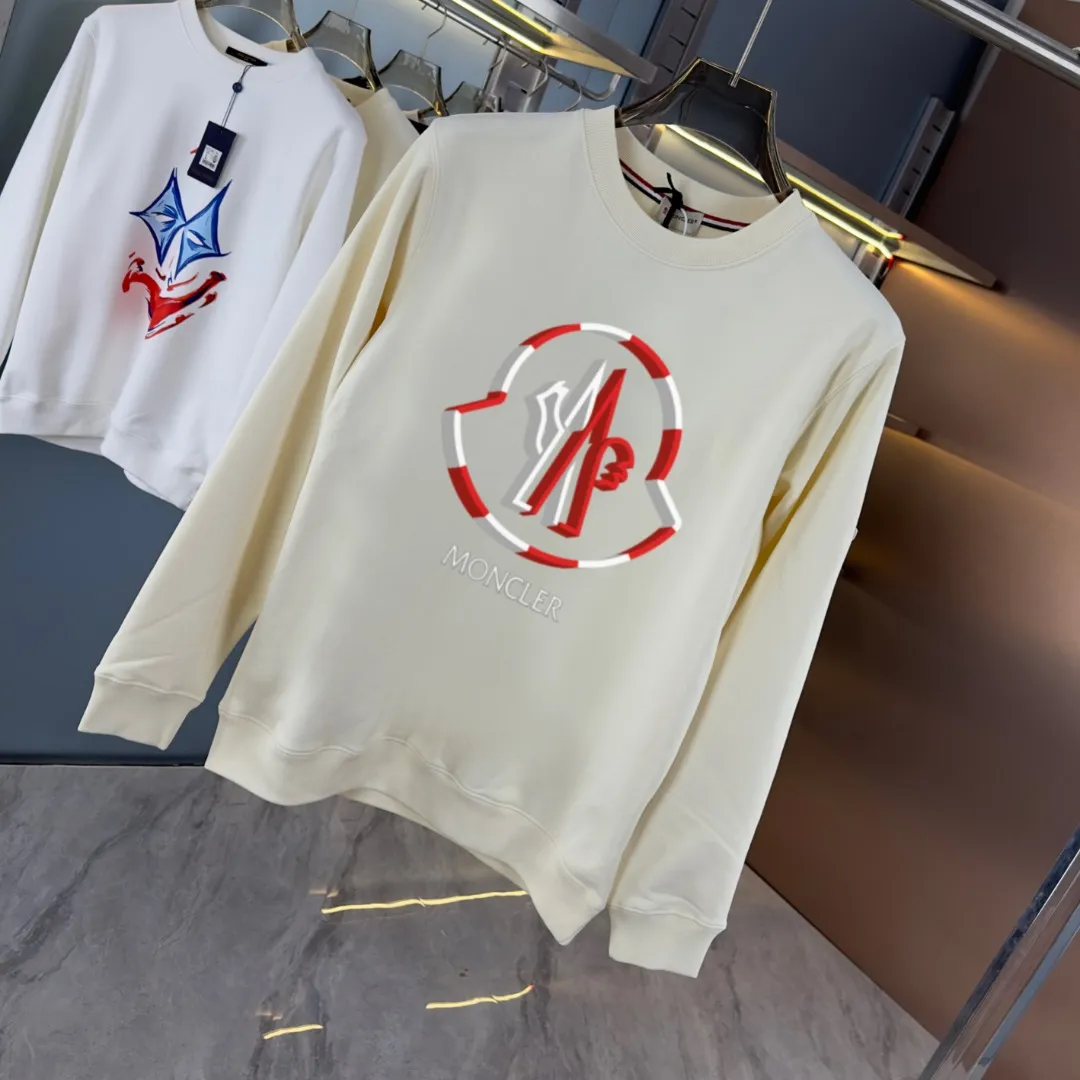 P210 High-version sweatshirt) [Long-term stock] 〖𝐌𝐎𝐍𝐂𝐋𝐄𝐑~Mask〗 Made of 440g heavy-weight fabric. It is different from the market currency. It can be matched with any variety and is properly handsome. 😎The whole dress is made of double waistcoats. The double waistcoats make the whole dress more three-dimensional. Not ordinary factories can do such fine work. 2025 Spring runway version of the T stage, on sale at the counter, round neck terry sweatshirt, high-end double-strand pure cotton, custom-made stretch ribs, dyed in the same vat, complete with three standards, matched with exquisite embroidered LOGO on the chest, simple and advanced, same style for men and women. Color: black, apricot, white, size: S M L XL 2XL