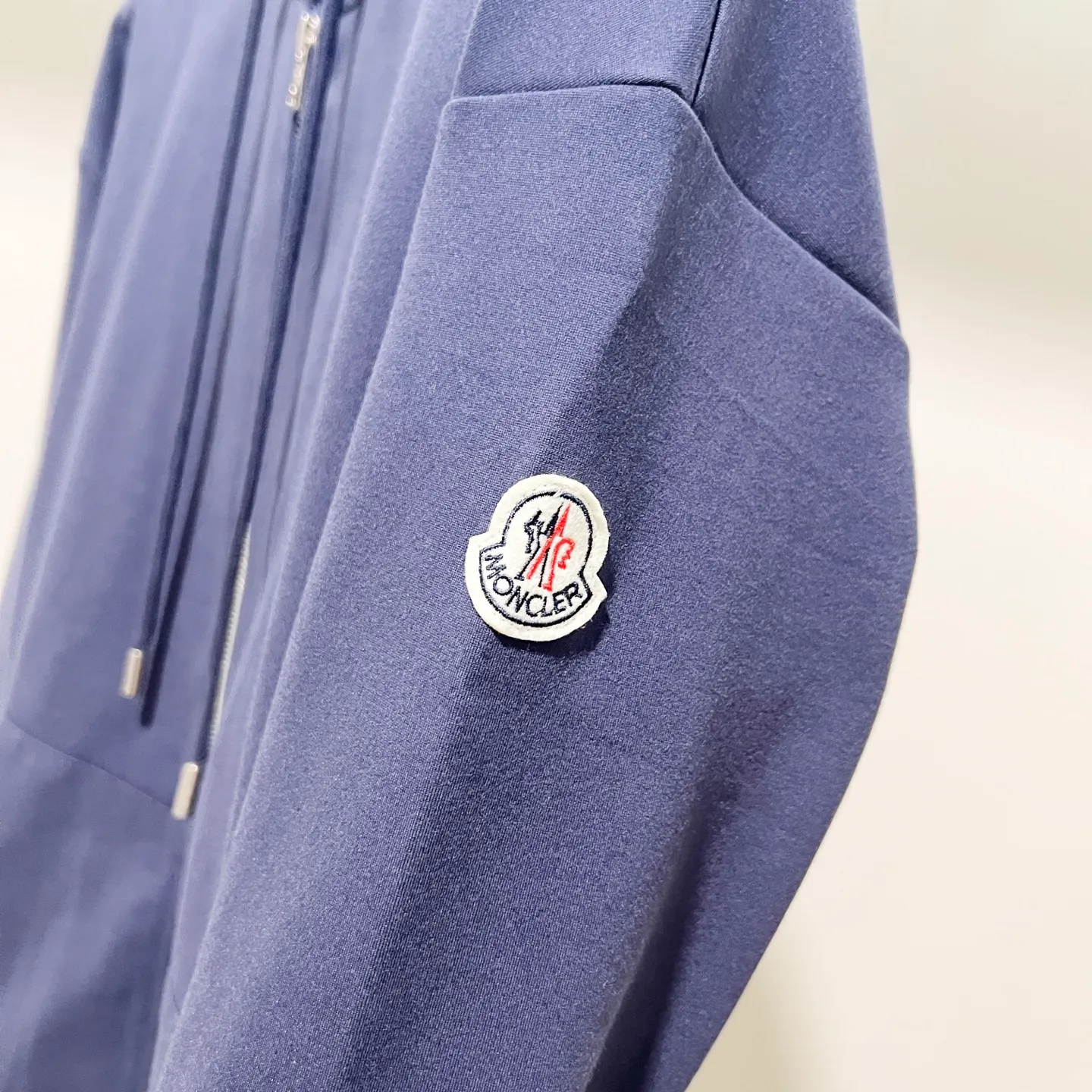 P280 MONCLER/Mask Custom fabric suit zipper hooded jacket Simple arm brand LOGO small badge threaded cuff technology Official synchronization High version High quality Fashion personality Versatile trend Pure original quality Original fabric Hang tag Collar label Washed wheat Complete three standards Color: blue. Gray. Size: S-2XL