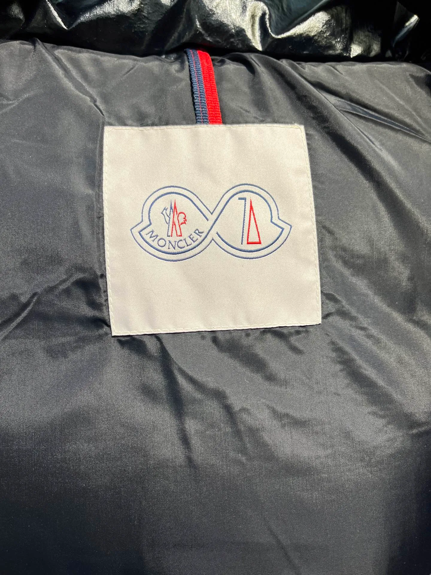 P840 Moncler 70th Anniversary 🌟maya limited edition double label series, the highest version 95 white goose down, French M Archives collection, ultra-high-end Maya series, hooded warm down jacket for couples, winter jacket! The Maya down jacket, which has been anticipated for a year, is one of the most classic down jacket styles and is a collection from the Moner Archives! I won’t brag about the quality of this down jacket, because everyone claims to be the best, and everyone must receive a good one! Toray's glossy outer material is supplied by customers, with great fluffiness, no trace of stems, strong resilience, outstanding details, exquisite craftsmanship, and DIST environmentally friendly goose down filling! This year’s latest logo is full of warmth, which is enough for basically anywhere in the country! It can be worn as a ski suit, and it is so handsome. It is definitely the most influential winter high-street item when worn!  Size: 1-5 yards