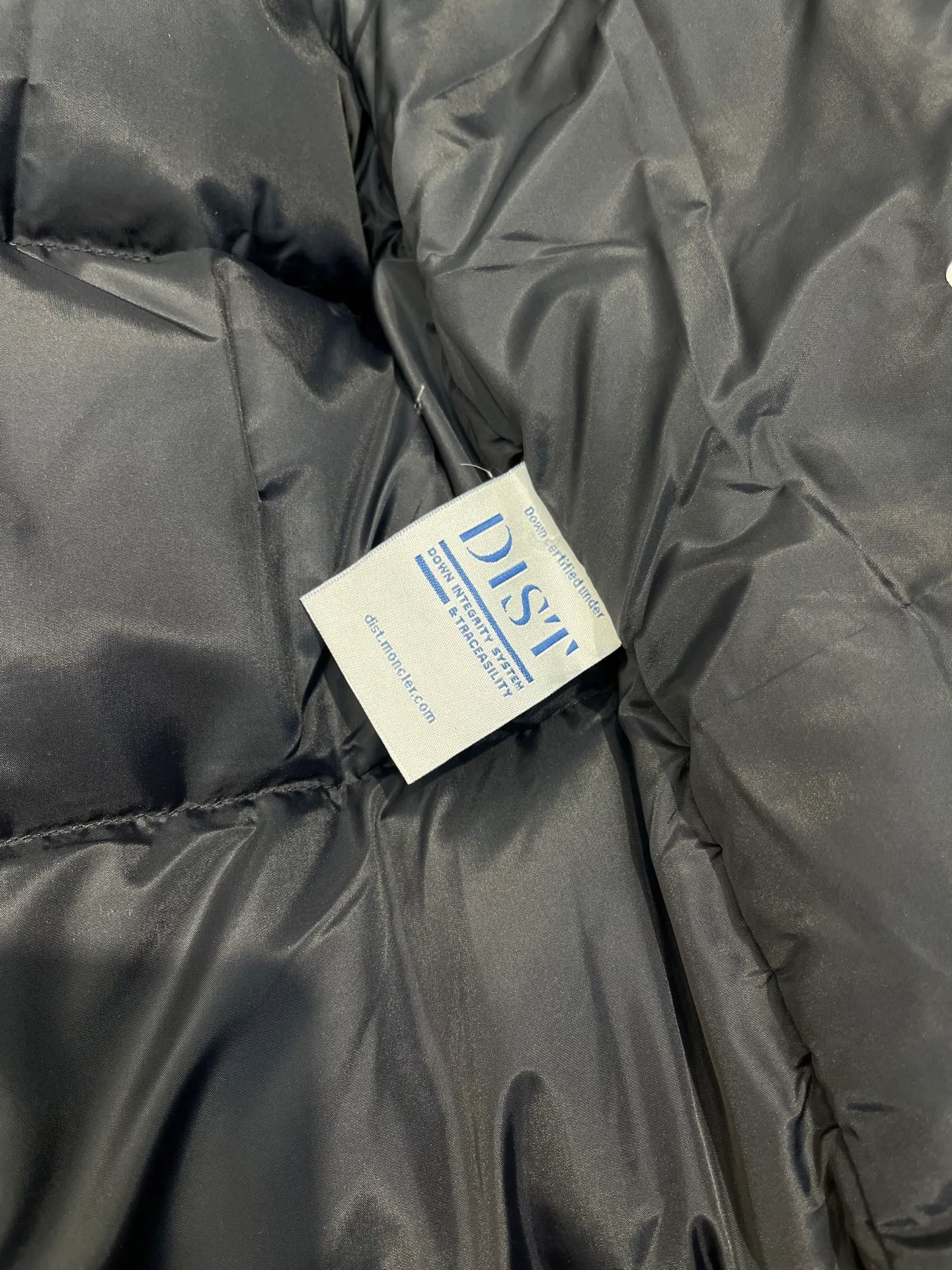 P840 Moncler 70th Anniversary 🌟maya limited edition double label series, the highest version 95 white goose down, French M Archives collection, ultra-high-end Maya series, hooded warm down jacket for couples, winter jacket! The Maya down jacket, which has been anticipated for a year, is one of the most classic down jacket styles and is a collection from the Moner Archives! I won’t brag about the quality of this down jacket, because everyone claims to be the best, and everyone must receive a good one! Toray's glossy outer material is supplied by customers, with great fluffiness, no trace of stems, strong resilience, outstanding details, exquisite craftsmanship, and DIST environmentally friendly goose down filling! This year’s latest logo is full of warmth, which is enough for basically anywhere in the country! It can be worn as a ski suit, and it is so handsome. It is definitely the most influential winter high-street item when worn!  Size: 1-5 yards