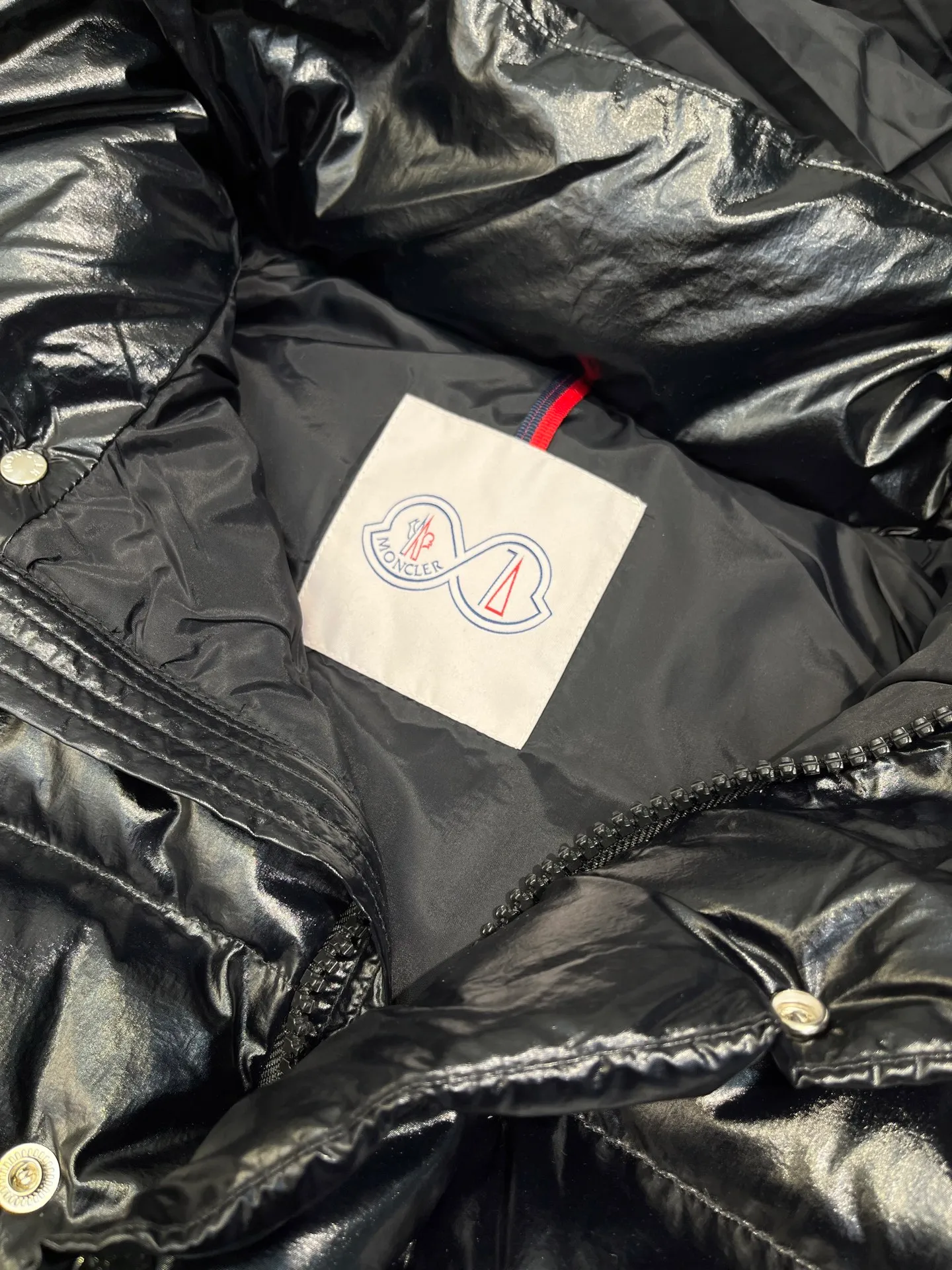 P840 Moncler 70th Anniversary 🌟maya limited edition double label series, the highest version 95 white goose down, French M Archives collection, ultra-high-end Maya series, hooded warm down jacket for couples, winter jacket! The Maya down jacket, which has been anticipated for a year, is one of the most classic down jacket styles and is a collection from the Moner Archives! I won’t brag about the quality of this down jacket, because everyone claims to be the best, and everyone must receive a good one! Toray's glossy outer material is supplied by customers, with great fluffiness, no trace of stems, strong resilience, outstanding details, exquisite craftsmanship, and DIST environmentally friendly goose down filling! This year’s latest logo is full of warmth, which is enough for basically anywhere in the country! It can be worn as a ski suit, and it is so handsome. It is definitely the most influential winter high-street item when worn!  Size: 1-5 yards