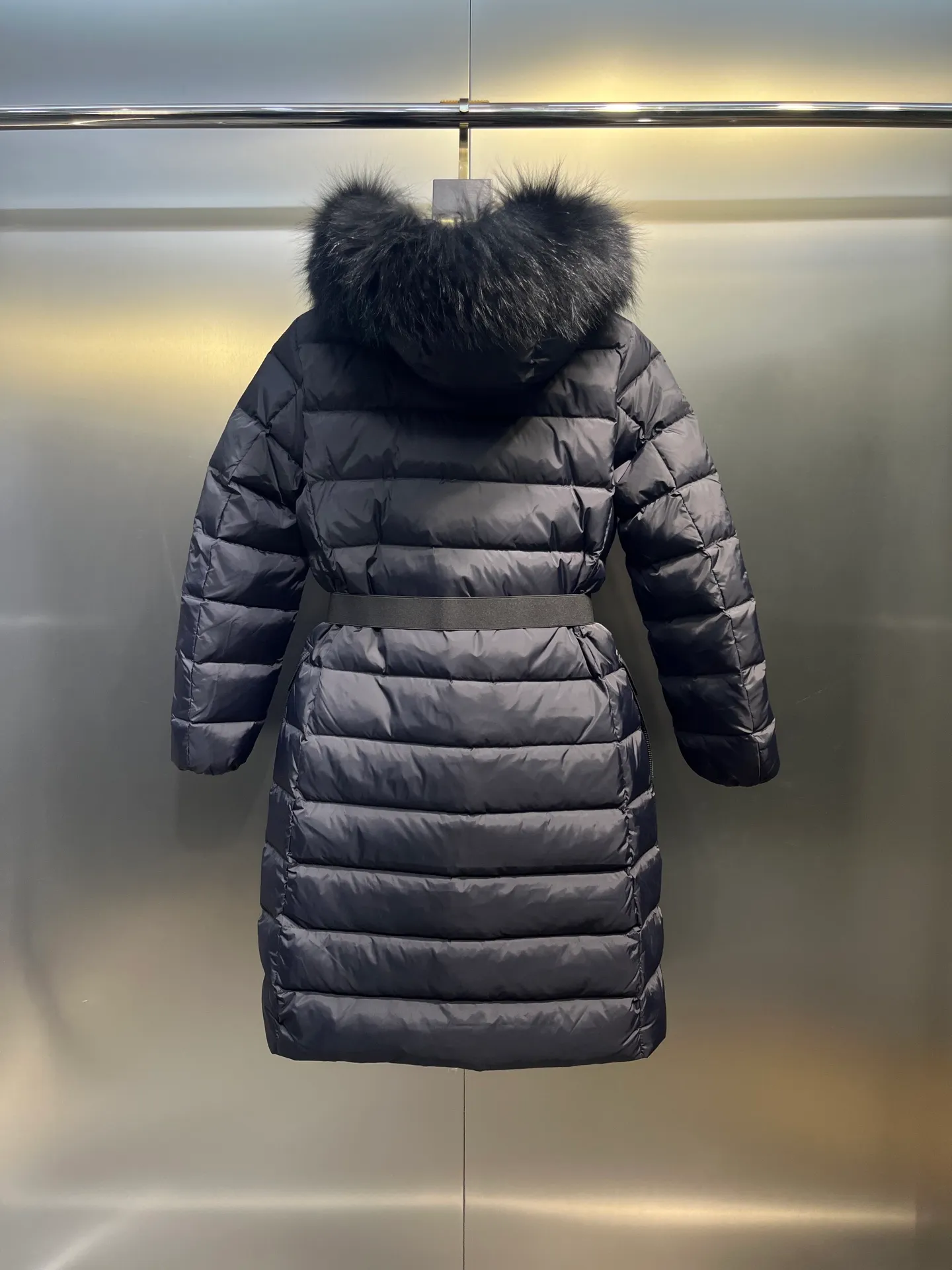 P1100 Moncler Men's Autumn and Winter Popular Moncler Women's Down Jacket Hooded Long Sleeve Belt Waist Fur Collar Down Jacket, the same style as Yang Mi Style No.: 1905 Yang Mi Color: Black Code Number: 1.2.3.4