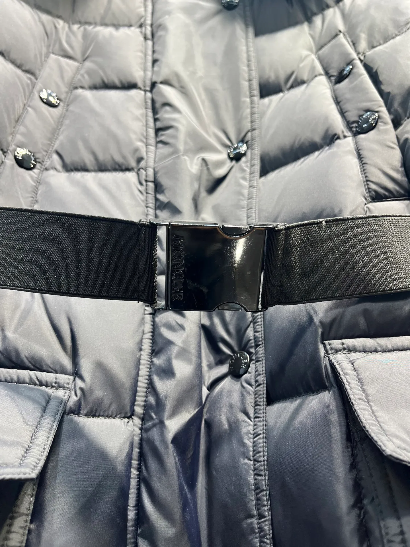 P1100 Moncler Men's Autumn and Winter Popular Moncler Women's Down Jacket Hooded Long Sleeve Belt Waist Fur Collar Down Jacket, the same style as Yang Mi Style No.: 1905 Yang Mi Color: Black Code Number: 1.2.3.4