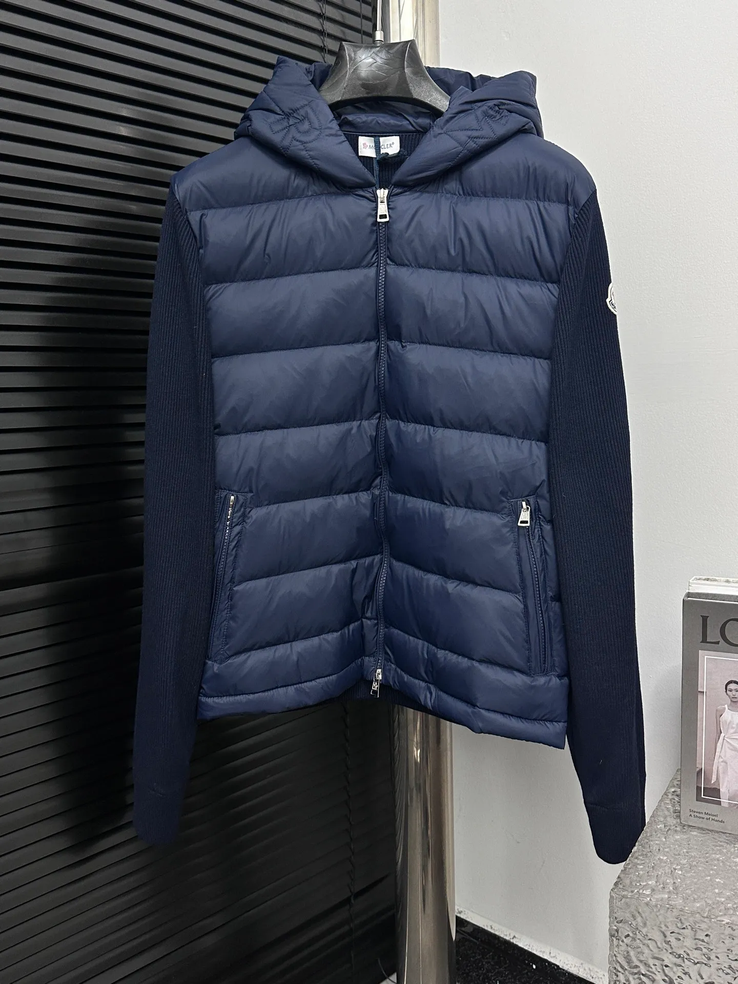 P680 [MONCLER] 25FW new autumn and winter men's padded wool zipper hoody. This wool hood is equipped with a filled down front and is a practical item suitable for multi-season wear. This hood features a quilted logo, highlighting the brand's heritage. Designed in a lightweight knit, it's a practical addition to your versatile wardrobe and can be easily worn in milder weather. Made of wool Longue saison lining Longue saison front, filled with down Rib knit 12 gauge Fine soft hood Zip closure Pockets Sizes: S-XXL