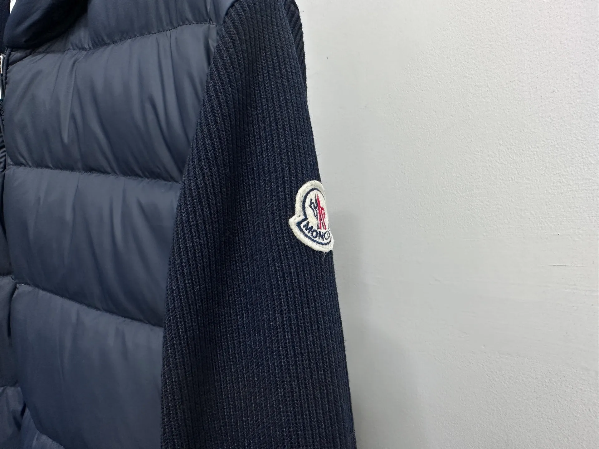 P680 [MONCLER] 25FW new autumn and winter men's padded wool zipper hoody. This wool hood is equipped with a filled down front and is a practical item suitable for multi-season wear. This hood features a quilted logo, highlighting the brand's heritage. Designed in a lightweight knit, it's a practical addition to your versatile wardrobe and can be easily worn in milder weather. Made of wool Longue saison lining Longue saison front, filled with down Rib knit 12 gauge Fine soft hood Zip closure Pockets Sizes: S-XXL