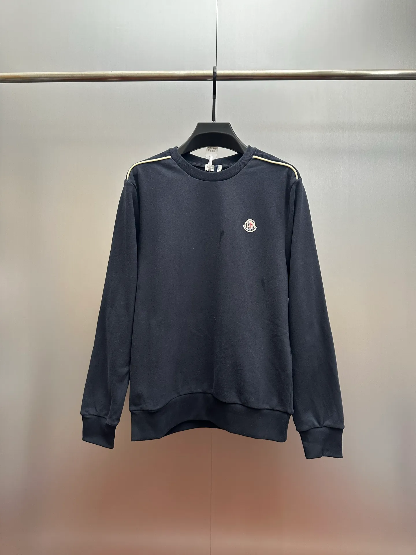 P390 MONCLER round neck cotton long-sleeved sweatshirt with logo, genuine product purchased and developed at 5400, 320g multi-thread sweatshirt velvet 100% cotton, 400g 1*1 trendy brand rib, 280g shoulder double-sided strapping, fabric wash, template embroidery, customized 1:1 embroidered logo, customized 1:1 strapping, customized 1:1 ribbon, customized 1:1 trademark, loose version size: S M L XL
