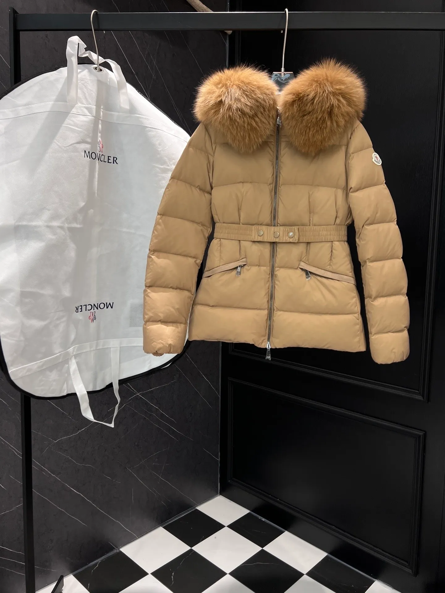 P1040 MONCLER Mouth Boed women's short style Boed women's down is made of longue saison fabric, embellished with fur trim, providing warmth and care. (!Fox fur collar imported from Finland, of course the fur collar needs to be larger to look good) Boed down has a soft silhouette design and is equipped with an exquisite belt to create a sophisticated and elegant winter look. Made of longue saison fabric with wool trim on the hood. Details · Made of longue saison fabric. Longue saison lining · Filled with down · Hood with removable fleece trim · Two-way zip closure · Elasticated waistband with patent snap buttons · Zippered lateral pockets with grosgrain piping · Adjustable elastic cuffs
