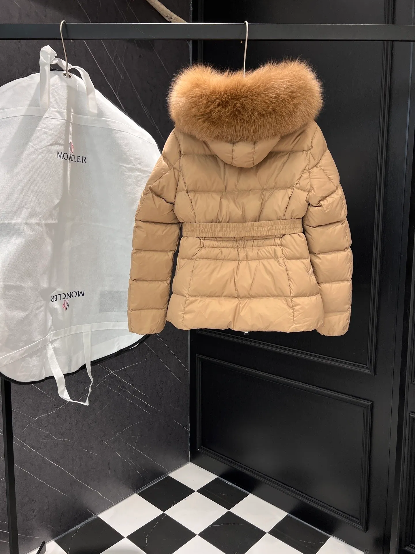 P1040 MONCLER Mouth Boed women's short style Boed women's down is made of longue saison fabric, embellished with fur trim, providing warmth and care. (!Fox fur collar imported from Finland, of course the fur collar needs to be larger to look good) Boed down has a soft silhouette design and is equipped with an exquisite belt to create a sophisticated and elegant winter look. Made of longue saison fabric with wool trim on the hood. Details · Made of longue saison fabric. Longue saison lining · Filled with down · Hood with removable fleece trim · Two-way zip closure · Elasticated waistband with patent snap buttons · Zippered lateral pockets with grosgrain piping · Adjustable elastic cuffs