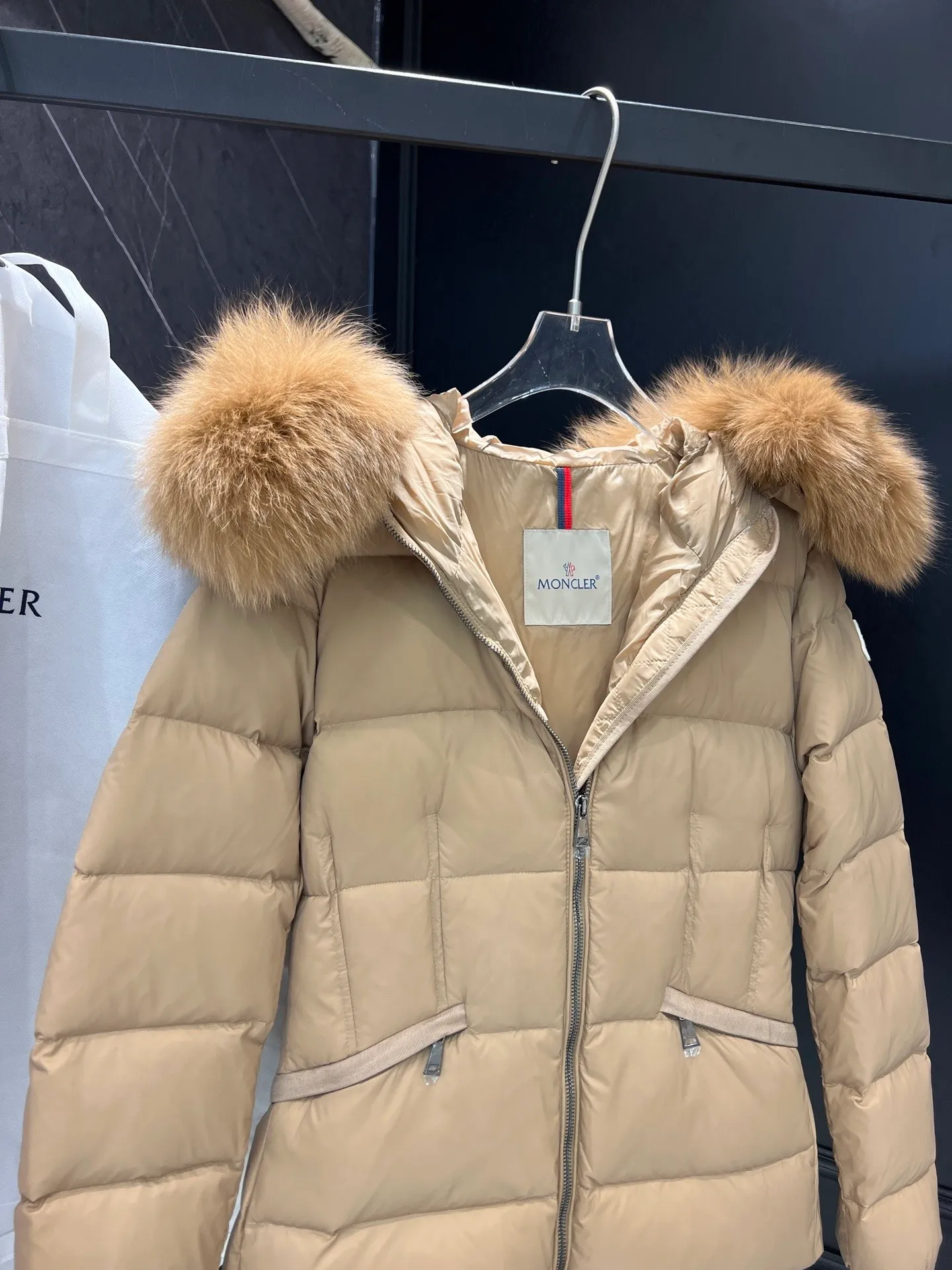 P1040 MONCLER Mouth Boed women's short style Boed women's down is made of longue saison fabric, embellished with fur trim, providing warmth and care. (!Fox fur collar imported from Finland, of course the fur collar needs to be larger to look good) Boed down has a soft silhouette design and is equipped with an exquisite belt to create a sophisticated and elegant winter look. Made of longue saison fabric with wool trim on the hood. Details · Made of longue saison fabric. Longue saison lining · Filled with down · Hood with removable fleece trim · Two-way zip closure · Elasticated waistband with patent snap buttons · Zippered lateral pockets with grosgrain piping · Adjustable elastic cuffs