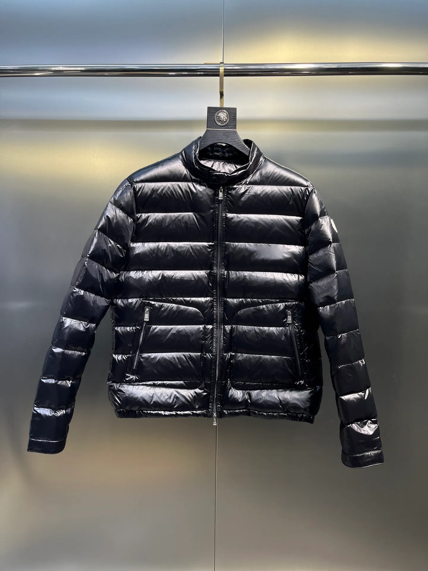 P700 MONCLER Menstrual Stand Collar Lightweight Down Jacket. Customer-supplied high-density anti-drilling nylon fabric, using Longue Saison nylon down jacket, MONCLER's leading fabric, it can definitely stand the test! Nylon zipper pocket, hidden snap button closure collar, elastic hem and cuff design. As for the luster and brightness of the fabric, you can feel its high-end texture even more from the picture! You can carefully look through the screen to see the details. The interior is filled with 90% white duck down, and the gallbladder-free direct down filling process makes it warmer and lighter than ever before. The new oversized double pocket design elements have exquisite details and a handsome upper body! Style number: A86# Color: black gray size: 12345