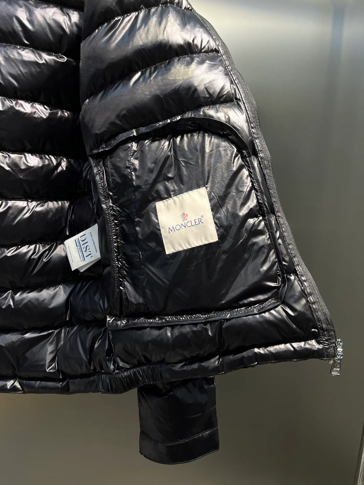 P700 MONCLER Menstrual Stand Collar Lightweight Down Jacket. Customer-supplied high-density anti-drilling nylon fabric, using Longue Saison nylon down jacket, MONCLER's leading fabric, it can definitely stand the test! Nylon zipper pocket, hidden snap button closure collar, elastic hem and cuff design. As for the luster and brightness of the fabric, you can feel its high-end texture even more from the picture! You can carefully look through the screen to see the details. The interior is filled with 90% white duck down, and the gallbladder-free direct down filling process makes it warmer and lighter than ever before. The new oversized double pocket design elements have exquisite details and a handsome upper body! Style number: A86# Color: black gray size: 12345