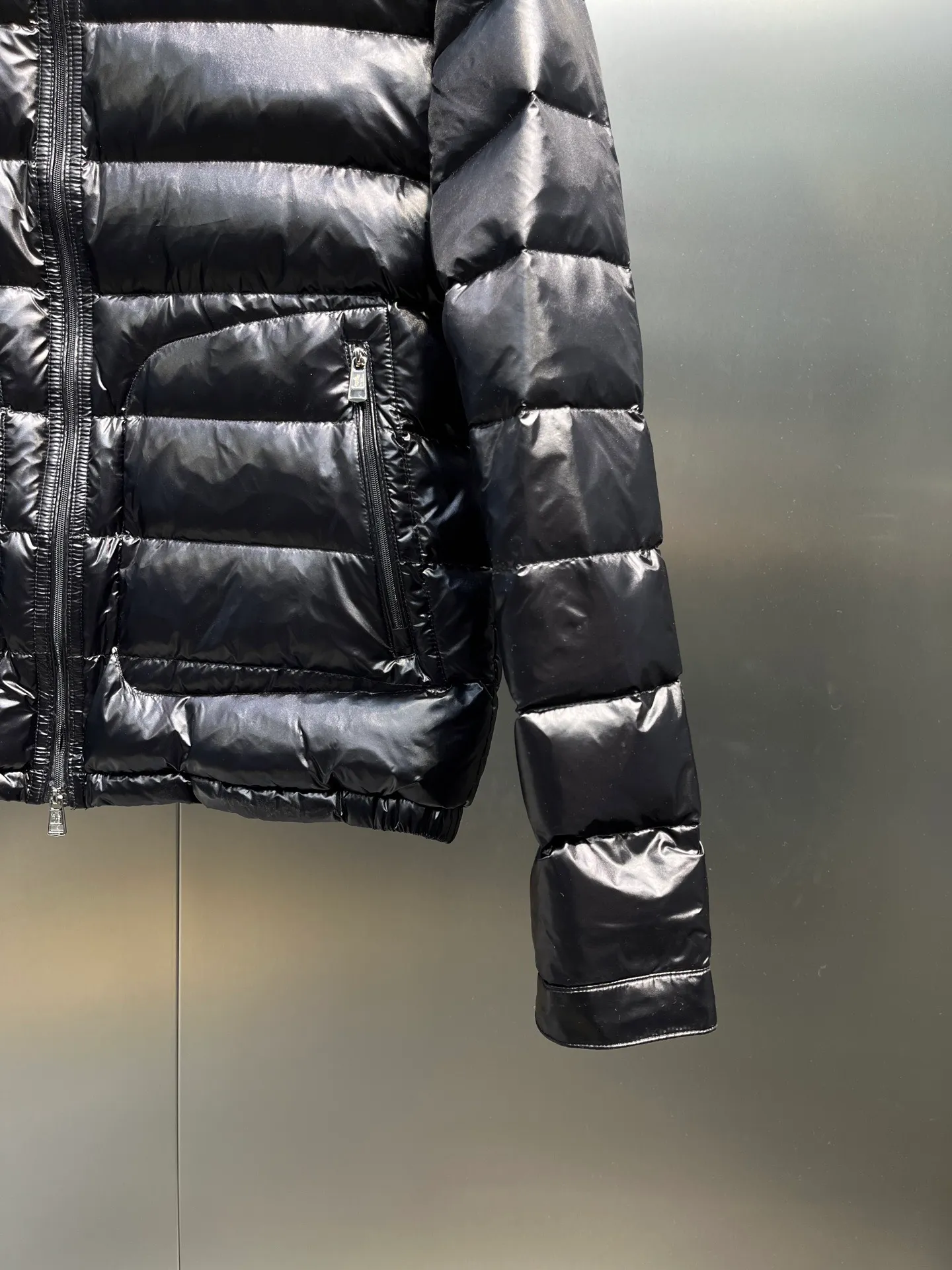 P700 MONCLER Menstrual Stand Collar Lightweight Down Jacket. Customer-supplied high-density anti-drilling nylon fabric, using Longue Saison nylon down jacket, MONCLER's leading fabric, it can definitely stand the test! Nylon zipper pocket, hidden snap button closure collar, elastic hem and cuff design. As for the luster and brightness of the fabric, you can feel its high-end texture even more from the picture! You can carefully look through the screen to see the details. The interior is filled with 90% white duck down, and the gallbladder-free direct down filling process makes it warmer and lighter than ever before. The new oversized double pocket design elements have exquisite details and a handsome upper body! Style number: A86# Color: black gray size: 12345