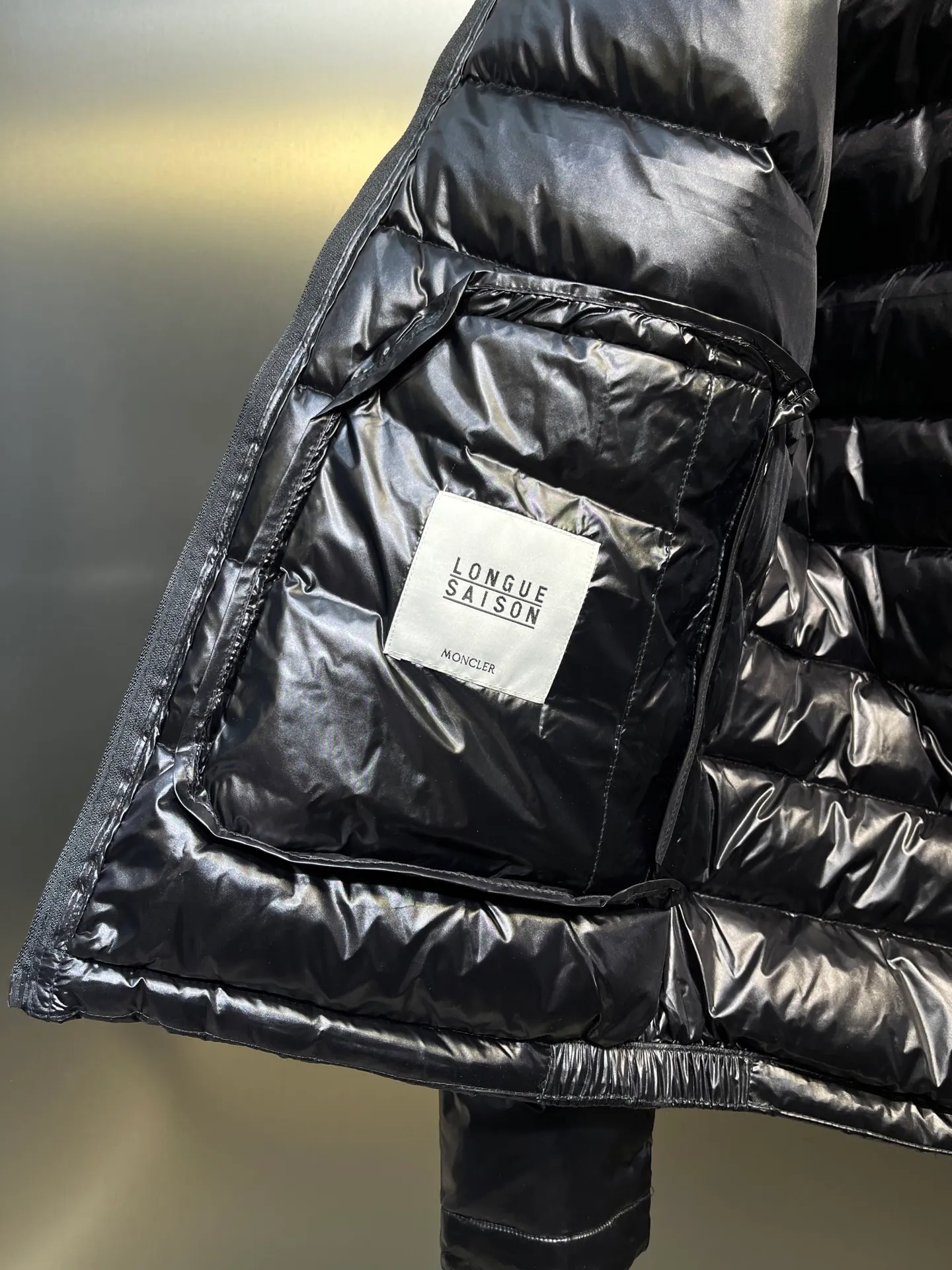 P700 MONCLER Menstrual Stand Collar Lightweight Down Jacket. Customer-supplied high-density anti-drilling nylon fabric, using Longue Saison nylon down jacket, MONCLER's leading fabric, it can definitely stand the test! Nylon zipper pocket, hidden snap button closure collar, elastic hem and cuff design. As for the luster and brightness of the fabric, you can feel its high-end texture even more from the picture! You can carefully look through the screen to see the details. The interior is filled with 90% white duck down, and the gallbladder-free direct down filling process makes it warmer and lighter than ever before. The new oversized double pocket design elements have exquisite details and a handsome upper body! Style number: A86# Color: black gray size: 12345