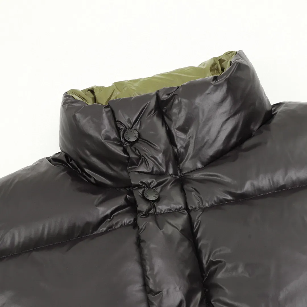 P920 top version 𝐦𝐨𝐧𝐜𝐥𝐞𝐫 Moncler1952 European limited men's short down jacket with three continents towel embroidered logo. High-end velvet filling. Extremely full and lightweight. The barcode model number corresponds to the official website. The tag has built-in NFC inductor anti-counterfeiting. Supports multiple anti-counterfeiting verifications. 1952This men's short down jacket is crafted from crisp fabric with a bold glossy finish.  Product details: The 1952 down jacket is made of functional glossy nylon fabric, which is comfortable and warm without being heavy. Chenille logo patch reflects the essence of the brand Details: • Made of super laqué fabric • Nylon laqué lining • Filled with down • Stand collar • Zipper and snap closure • Zippered pockets • Adjustable cuffs • Drawstring hem • Chenille logo patch Style number: A101# Color: black off-white green size: 1-5