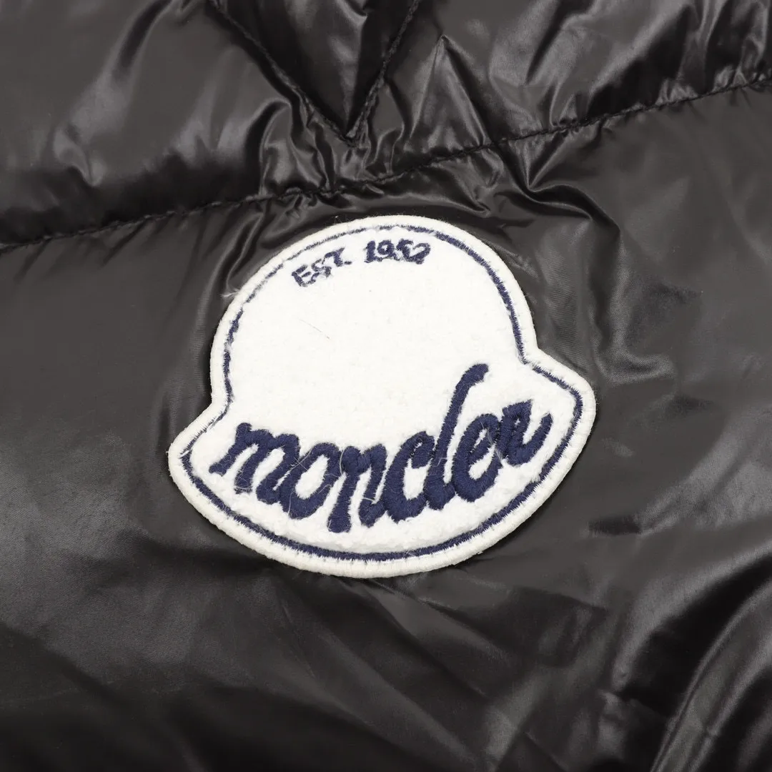 P920 top version 𝐦𝐨𝐧𝐜𝐥𝐞𝐫 Moncler1952 European limited men's short down jacket with three continents towel embroidered logo. High-end velvet filling. Extremely full and lightweight. The barcode model number corresponds to the official website. The tag has built-in NFC inductor anti-counterfeiting. Supports multiple anti-counterfeiting verifications. 1952This men's short down jacket is crafted from crisp fabric with a bold glossy finish.  Product details: The 1952 down jacket is made of functional glossy nylon fabric, which is comfortable and warm without being heavy. Chenille logo patch reflects the essence of the brand Details: • Made of super laqué fabric • Nylon laqué lining • Filled with down • Stand collar • Zipper and snap closure • Zippered pockets • Adjustable cuffs • Drawstring hem • Chenille logo patch Style number: A101# Color: black off-white green size: 1-5