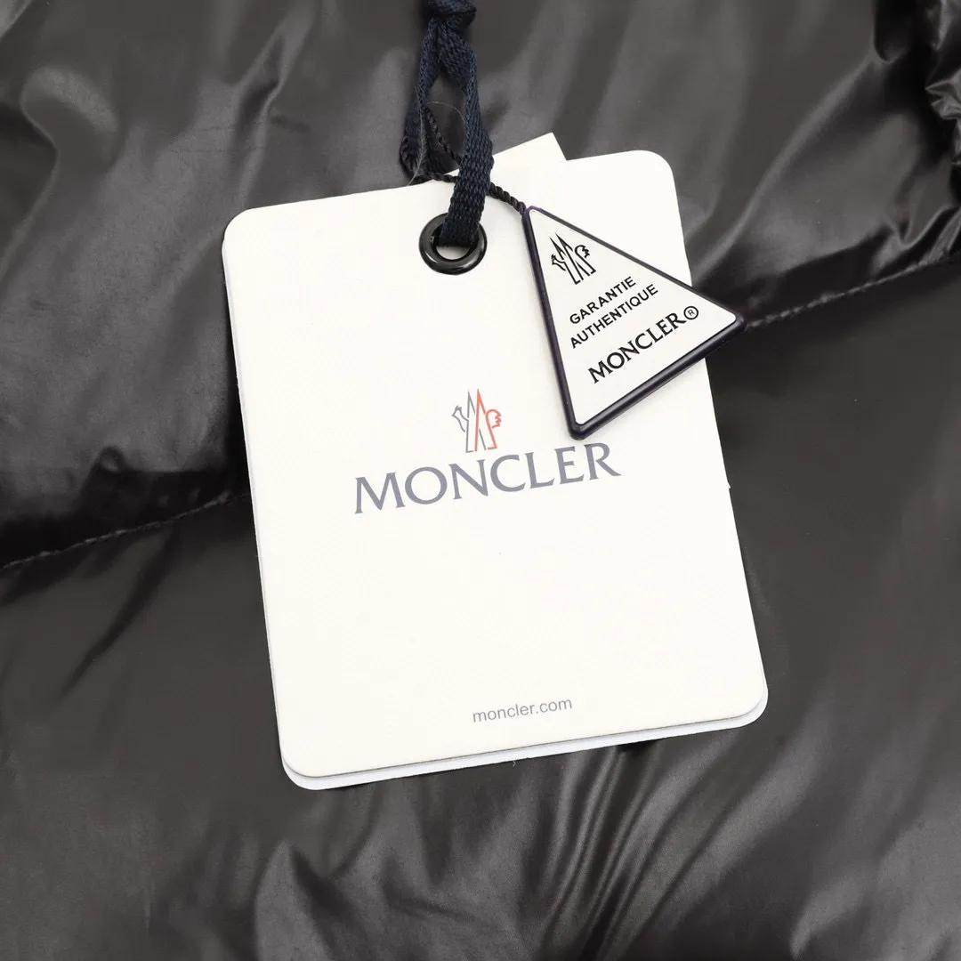 P920 top version 𝐦𝐨𝐧𝐜𝐥𝐞𝐫 Moncler1952 European limited men's short down jacket with three continents towel embroidered logo. High-end velvet filling. Extremely full and lightweight. The barcode model number corresponds to the official website. The tag has built-in NFC inductor anti-counterfeiting. Supports multiple anti-counterfeiting verifications. 1952This men's short down jacket is crafted from crisp fabric with a bold glossy finish.  Product details: The 1952 down jacket is made of functional glossy nylon fabric, which is comfortable and warm without being heavy. Chenille logo patch reflects the essence of the brand Details: • Made of super laqué fabric • Nylon laqué lining • Filled with down • Stand collar • Zipper and snap closure • Zippered pockets • Adjustable cuffs • Drawstring hem • Chenille logo patch Style number: A101# Color: black off-white green size: 1-5