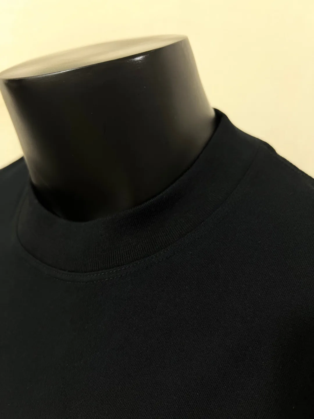 P140 MONCLER classic small label embroidery; supports NFC scanning; 100% 64-count high-density 240g pure cotton short sleeves, exquisite embroidery LOGO small label nailing technology on the chest, the same 240g double-sided custom-made cotton fabric as the official website, dyed in the same vat, feels particularly comfortable and has texture to the touch! The ribs are made of pure cotton 1*1 cotton cover and high-end stretch ribs! The upper body is stylish, the upper body has a three-dimensional shape, high-end and exquisite stitching, and fine workmanship! Same style as internet celebrity! Collar label, hang tag, wash mark, glossy paper, size label, exclusive packaging bag, complete with three labels, color: black, white, size XS-L