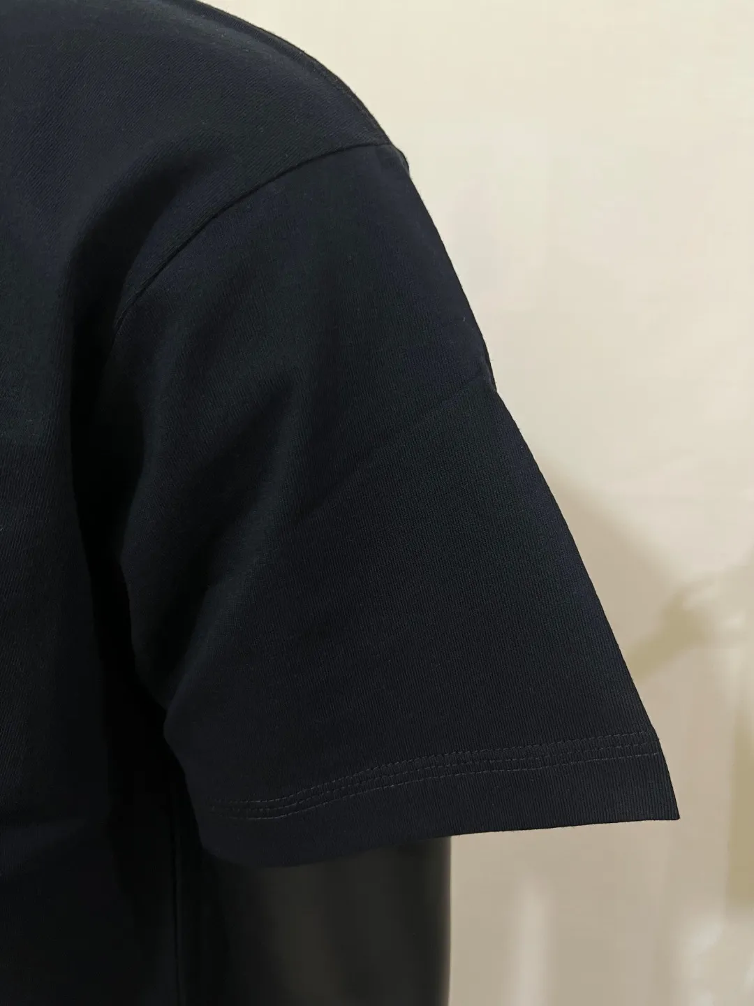 P140 MONCLER classic small label embroidery; supports NFC scanning; 100% 64-count high-density 240g pure cotton short sleeves, exquisite embroidery LOGO small label nailing technology on the chest, the same 240g double-sided custom-made cotton fabric as the official website, dyed in the same vat, feels particularly comfortable and has texture to the touch! The ribs are made of pure cotton 1*1 cotton cover and high-end stretch ribs! The upper body is stylish, the upper body has a three-dimensional shape, high-end and exquisite stitching, and fine workmanship! Same style as internet celebrity! Collar label, hang tag, wash mark, glossy paper, size label, exclusive packaging bag, complete with three labels, color: black, white, size XS-L