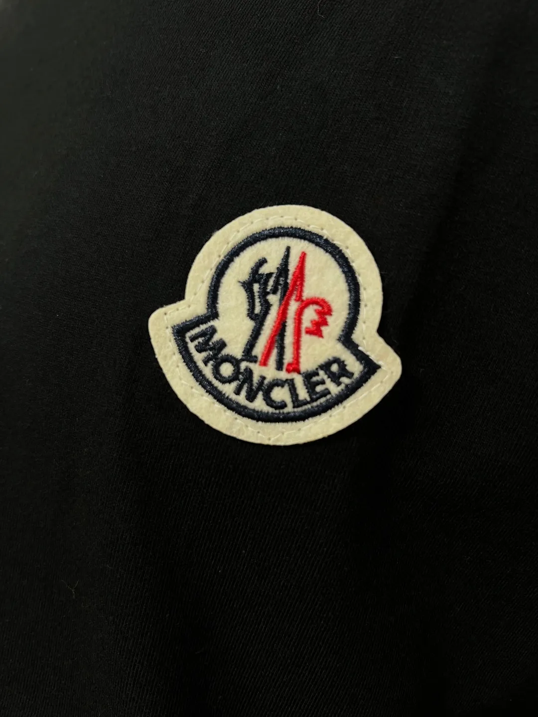 P140 MONCLER classic small label embroidery; supports NFC scanning; 100% 64-count high-density 240g pure cotton short sleeves, exquisite embroidery LOGO small label nailing technology on the chest, the same 240g double-sided custom-made cotton fabric as the official website, dyed in the same vat, feels particularly comfortable and has texture to the touch! The ribs are made of pure cotton 1*1 cotton cover and high-end stretch ribs! The upper body is stylish, the upper body has a three-dimensional shape, high-end and exquisite stitching, and fine workmanship! Same style as internet celebrity! Collar label, hang tag, wash mark, glossy paper, size label, exclusive packaging bag, complete with three labels, color: black, white, size XS-L