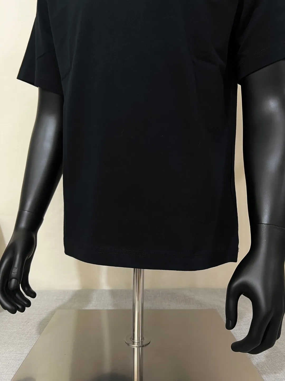 P140 MONCLER classic small label embroidery; supports NFC scanning; 100% 64-count high-density 240g pure cotton short sleeves, exquisite embroidery LOGO small label nailing technology on the chest, the same 240g double-sided custom-made cotton fabric as the official website, dyed in the same vat, feels particularly comfortable and has texture to the touch! The ribs are made of pure cotton 1*1 cotton cover and high-end stretch ribs! The upper body is stylish, the upper body has a three-dimensional shape, high-end and exquisite stitching, and fine workmanship! Same style as internet celebrity! Collar label, hang tag, wash mark, glossy paper, size label, exclusive packaging bag, complete with three labels, color: black, white, size XS-L