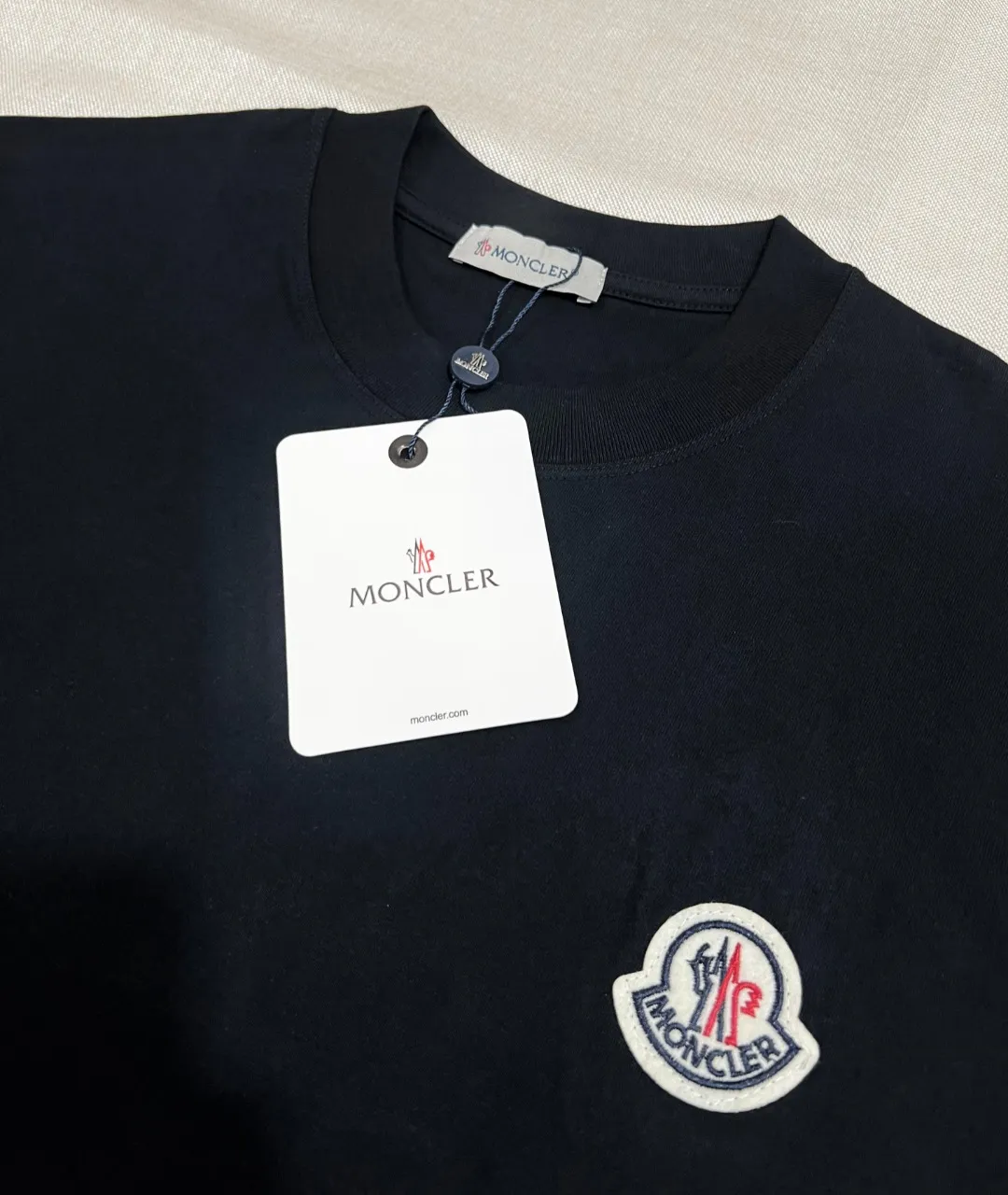 P140 MONCLER classic small label embroidery; supports NFC scanning; 100% 64-count high-density 240g pure cotton short sleeves, exquisite embroidery LOGO small label nailing technology on the chest, the same 240g double-sided custom-made cotton fabric as the official website, dyed in the same vat, feels particularly comfortable and has texture to the touch! The ribs are made of pure cotton 1*1 cotton cover and high-end stretch ribs! The upper body is stylish, the upper body has a three-dimensional shape, high-end and exquisite stitching, and fine workmanship! Same style as internet celebrity! Collar label, hang tag, wash mark, glossy paper, size label, exclusive packaging bag, complete with three labels, color: black, white, size XS-L