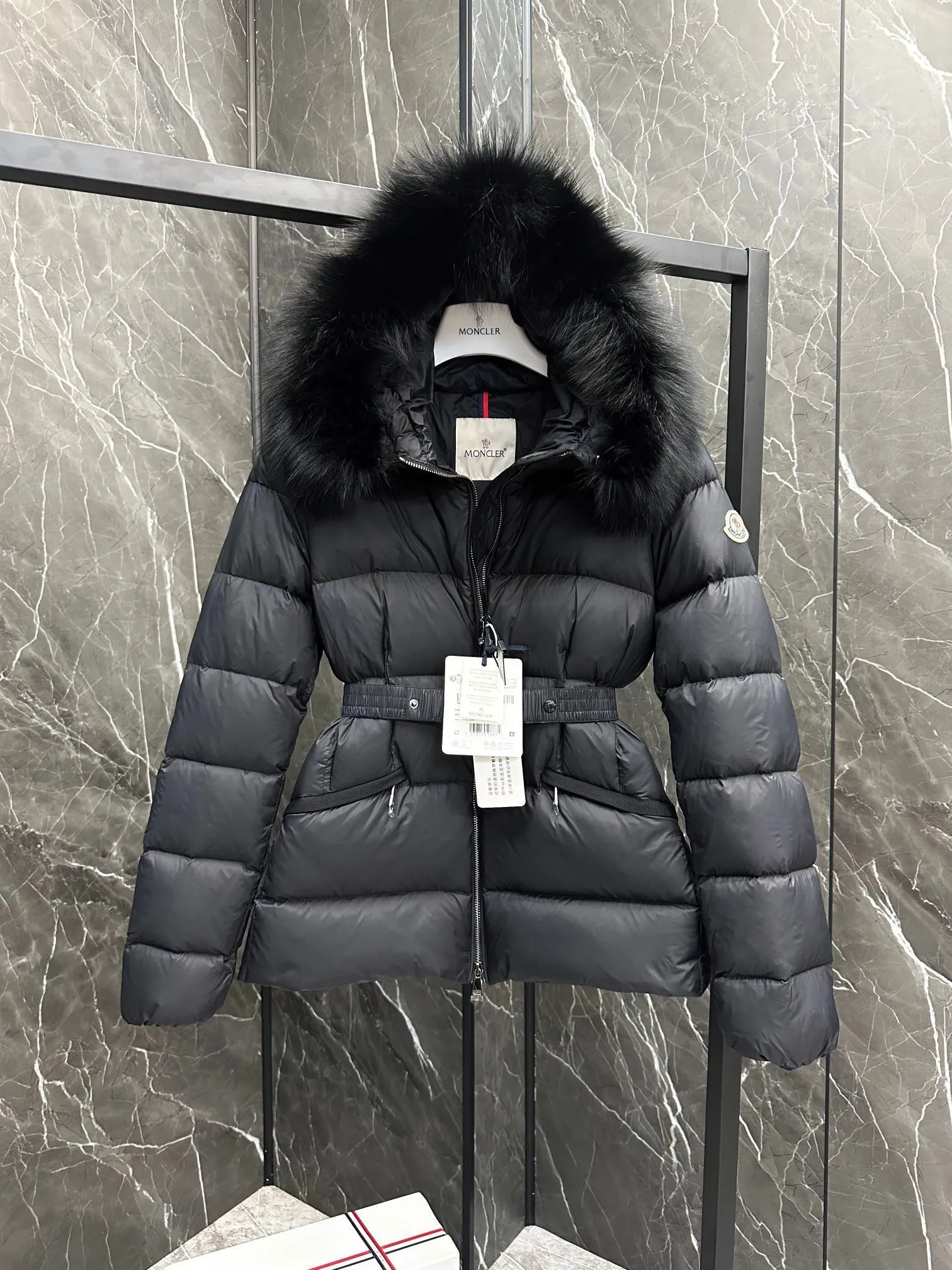 P980 Top foreign trade Moncler 2024 new color matching Boed women's short style Boed women's down is made of longue saison fabric, embellished with fur trim, providing warm care. (⚠️Fox fur collar imported from Finland, of course the fur collar needs to be larger to look good) Boed down has a soft silhouette design and is equipped with an exquisite belt to create a sophisticated and elegant winter look. Made of longue saison fabric with wool trim on the hood. Details •Made from longue saison fabric •Longue saison lining •Filled with down •Hood with removable fleece trim •Two-way zipper closure •Elasticated waistband with patented snap buttons •Zip closure lateral pockets with grosgrain piping •Adjustable elastic cuffs Size: 1-4 Women's