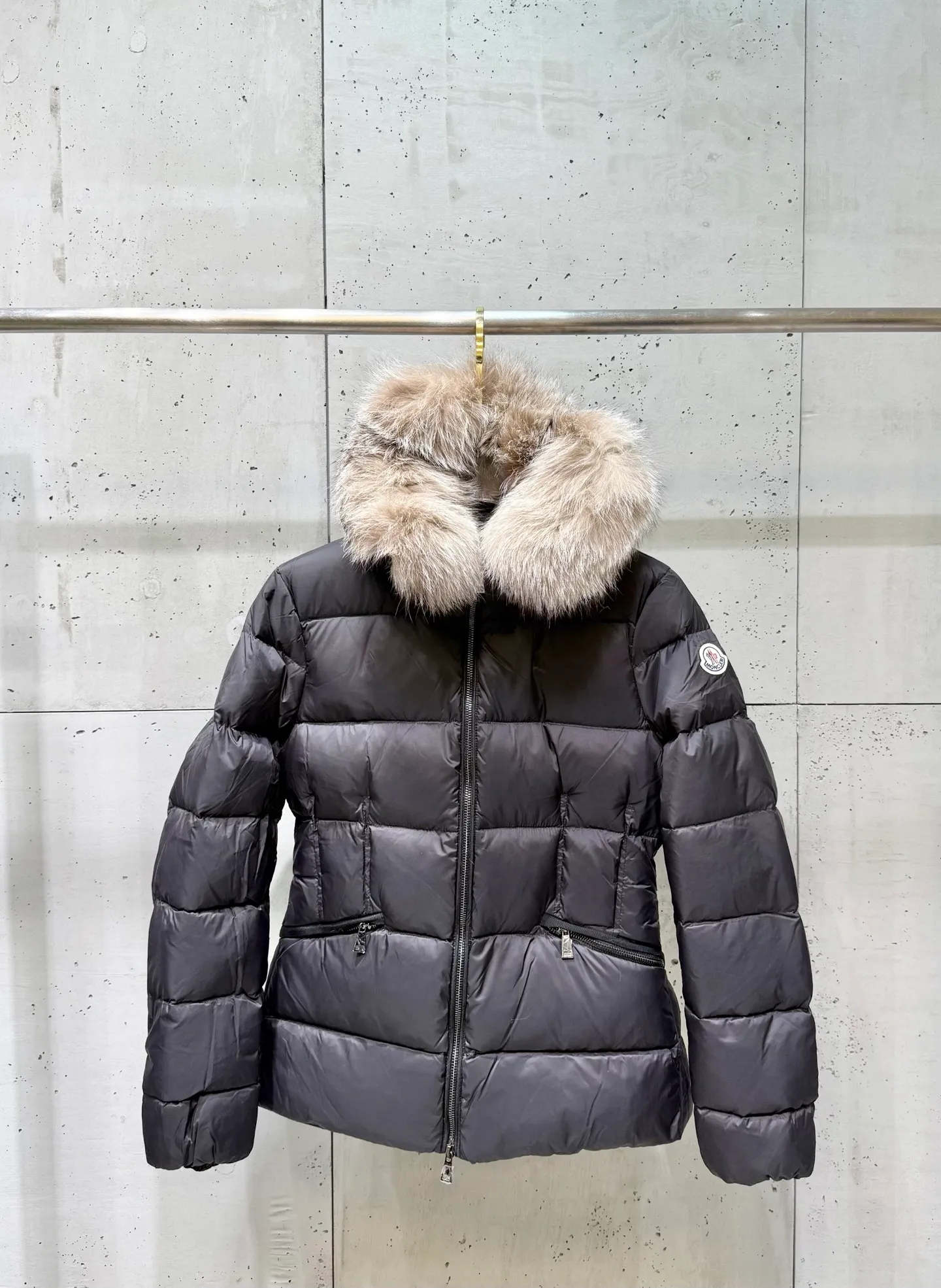 P1040 Moncler Boed short women's down jacket 🌟 The Boed down jacket is designed with a feminine silhouette and is equipped with a delicate belt to create a sophisticated and elegant winter look. This hooded down jacket is made from longue saison fabric and features a luxurious, rich fox fur collar. Cold protection and beauty coexist, black, white, coffee and military green, size 1234