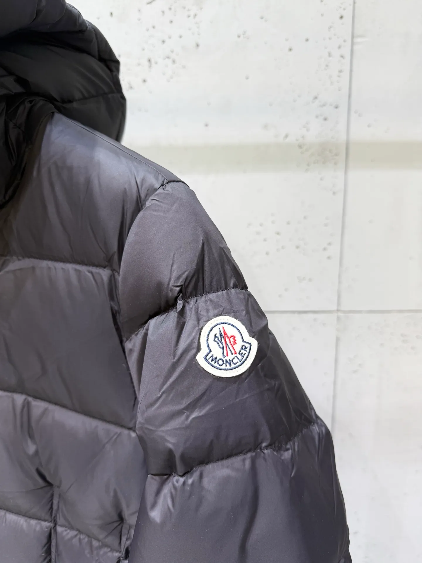 P1040 Moncler Boed short women's down jacket 🌟 The Boed down jacket is designed with a feminine silhouette and is equipped with a delicate belt to create a sophisticated and elegant winter look. This hooded down jacket is made from longue saison fabric and features a luxurious, rich fox fur collar. Cold protection and beauty coexist, black, white, coffee and military green, size 1234