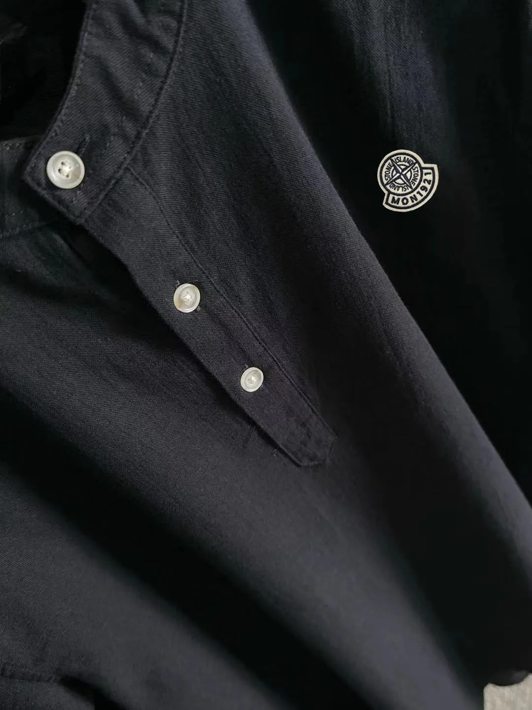 Next day shipment P360 MONCLER/Mongolian joint Stone Island Exclusive launch of 25ss new autumn and winter long sleeves Many celebrities have the same style. Craftsmanship that ordinary small workshops cannot copy. We are not afraid of any challenges in terms of materials, detail restoration and craftsmanship, just to provide you with wonderful products. Compare the top original versions at will. No expense is spared just to make it better. Unique imported fabric feel. Purely imported German machine production. Precision operation and 10,000-needle density. A complete set of new accessories with three standards for simultaneous customization. The upper body is versatile and fashionable. It is a perfect choice for autumn and winter. It is a must-have item. Size chart: M to XXXL (or please state your height and weight when placing an order)