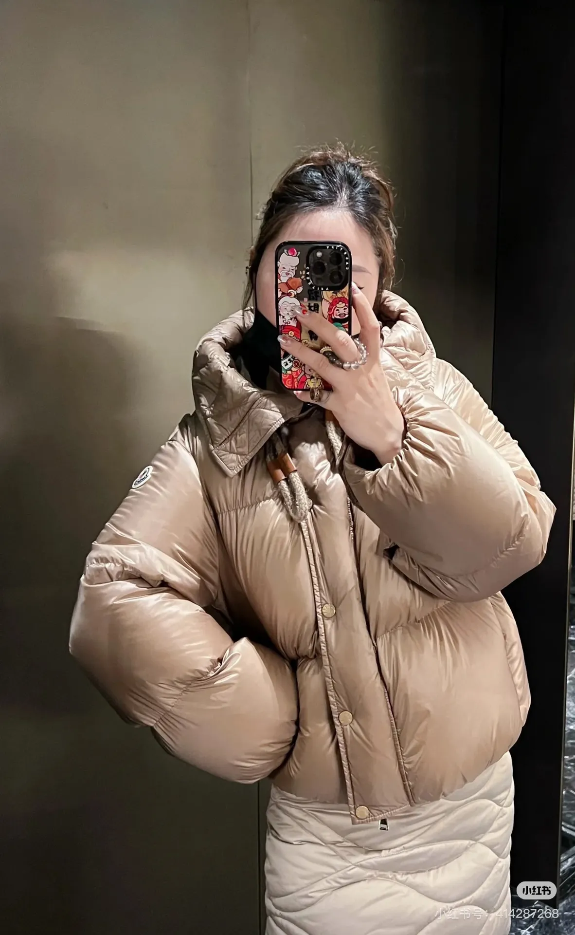 P920 Style number: Y122 Moncler Borey hooded down jacket m hood rope puff bread women's lightweight longue saison nylon down jacket, DIST certified, quilted design. Dropped shoulders, drawstring hood, and funnel neck for a casual and lazy look. Two-way zipper and snap button on the front, elastic hem and cuffs for better wind protection and warmth. The sleeves have hidden snap buttons that open and can be worn as a cape. 90 velvet filling. Color: black/coffee Size: 0/1/2