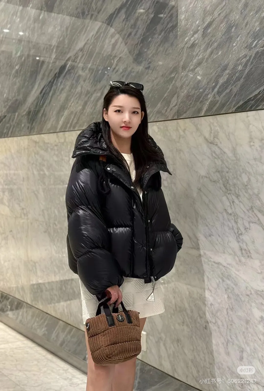 P920 Style number: Y122 Moncler Borey hooded down jacket m hood rope puff bread women's lightweight longue saison nylon down jacket, DIST certified, quilted design. Dropped shoulders, drawstring hood, and funnel neck for a casual and lazy look. Two-way zipper and snap button on the front, elastic hem and cuffs for better wind protection and warmth. The sleeves have hidden snap buttons that open and can be worn as a cape. 90 velvet filling. Color: black/coffee Size: 0/1/2