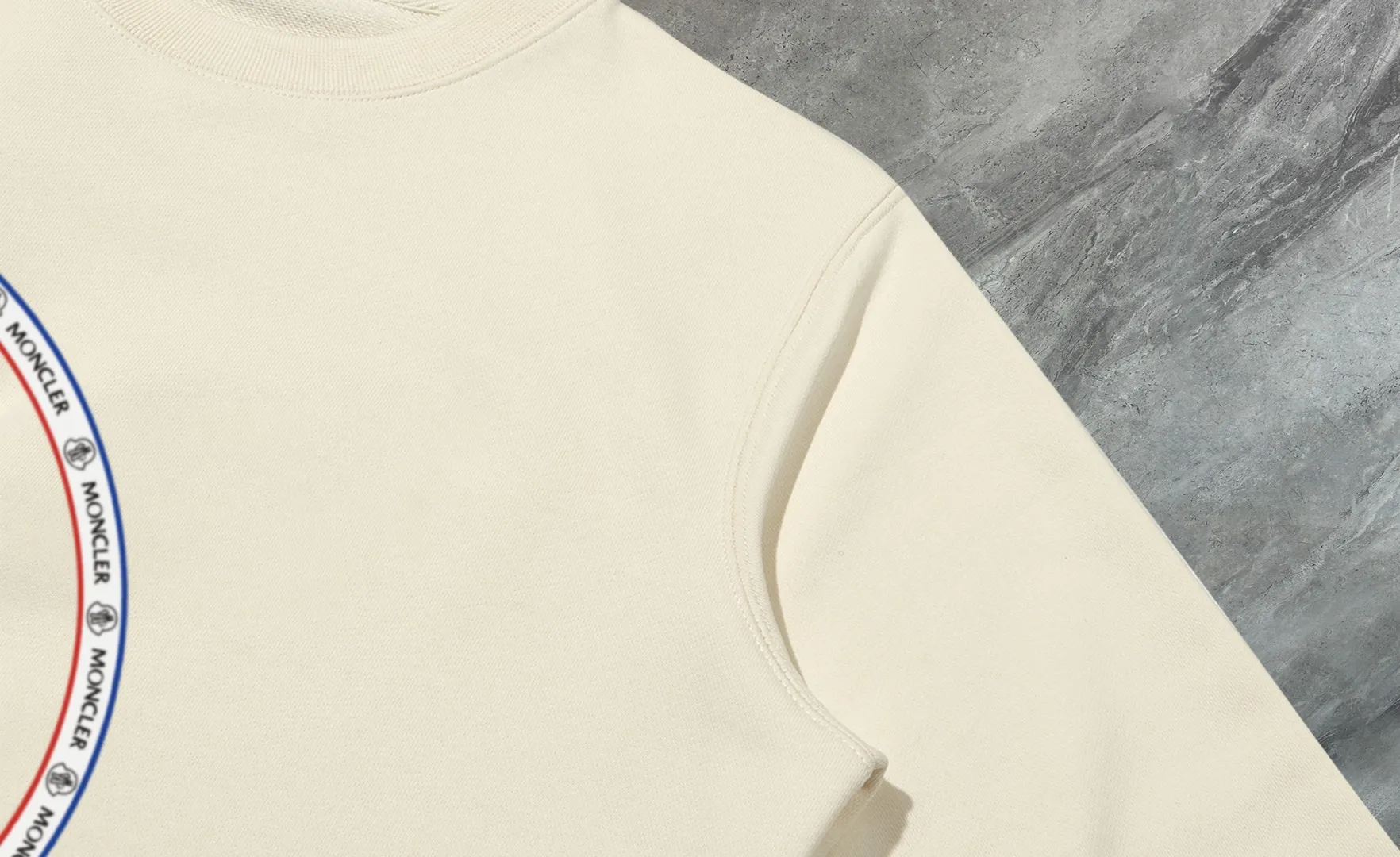 P210 High-version sweatshirt) [Long-term stock] 〖𝐌𝐎𝐍𝐂𝐋𝐄𝐑~Mask〗 Made of 440g heavy-weight fabric. It is different from the market currency. It can be matched with any variety and is properly handsome. 😎The whole dress is made of double waistcoats. The double waistcoats make the whole dress more three-dimensional. Not ordinary factories can do such fine work. 2025 Spring runway version of the T stage, on sale at the counter, round neck terry sweatshirt, high-end double-strand pure cotton, custom-made stretch ribs, dyed in the same vat, complete with three standards, matched with exquisite embroidered LOGO on the chest, simple and advanced, same style for men and women. Color: black, apricot, white, size: S M L XL 2XL
