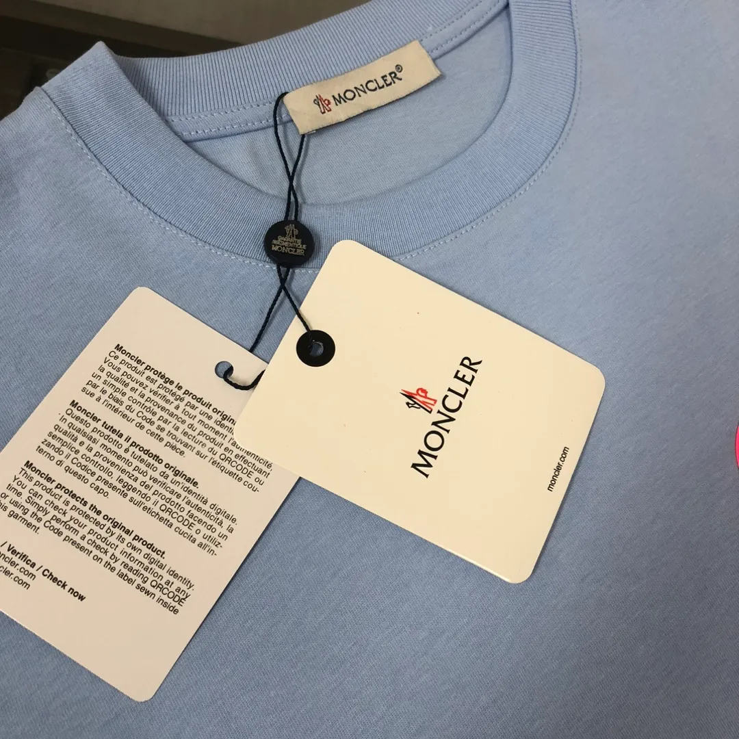 P160 MONCLER 2025 latest couple style round neck short-sleeved couple T-shirt, new spring and summer product, high quality 🔥🔥Three-dimensional chest logo lettering logo printing technology! Fashionable and versatile trendy styles, customized imported fabrics! Comfortable to wear, breathable, fashionable without losing personality, the upper body is casual and casual, handsome and stylish, showing the temperament of a big brand. All three standards are complete! ! Color: black, white, sky blue, dark gray Size: S M L XL (loose fit, please state your height and weight when placing an order)