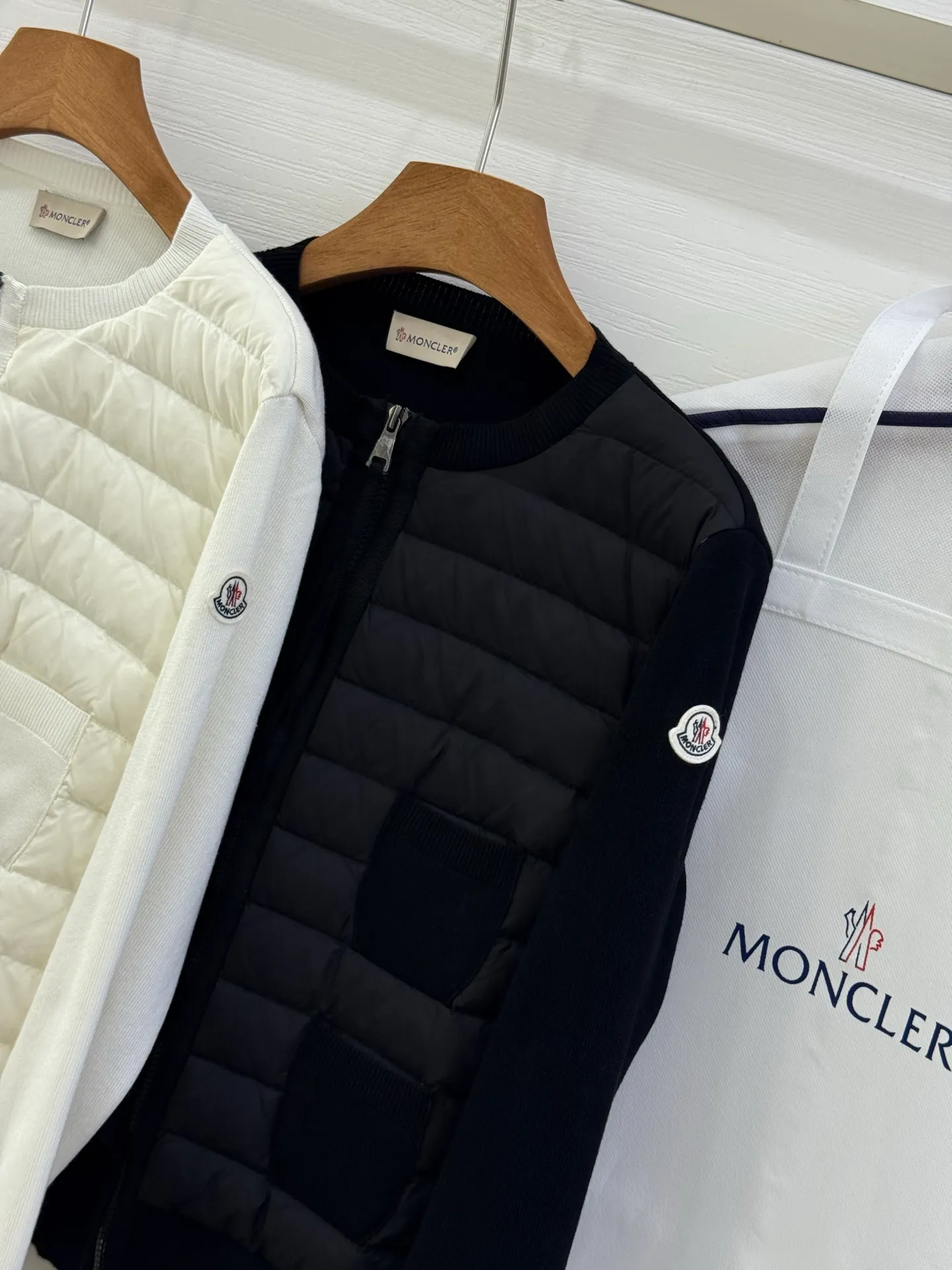 P700 Italian Moncler 25 style round neck spliced ​​down down four-pocket decoration zipper cardigan This cardigan is ideal for the season change and can be worn as a jacket when the weather is warmer. This zip-up style is made from comfortable merino wool and is filled with down at the front and collar for added warmth. •Made from merino wool •Longue saison village •Nylon front filled with down •Round neck •Zipper closure •Patch pockets Size: s.m.l.xl Color: Black·White